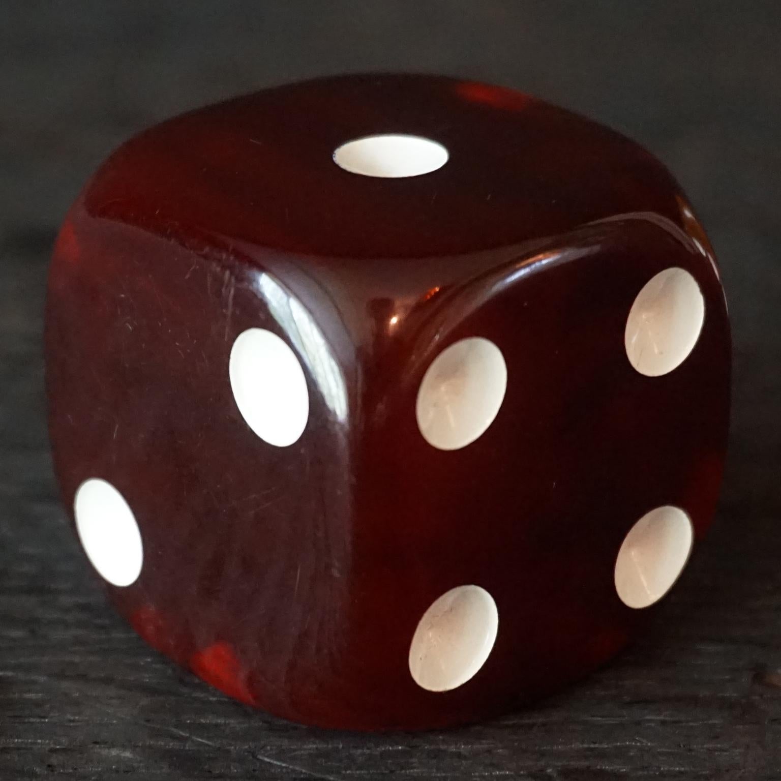1940s Art Deco French Oversized set of two Bakelite Butterscotch Caramel Dice For Sale 4