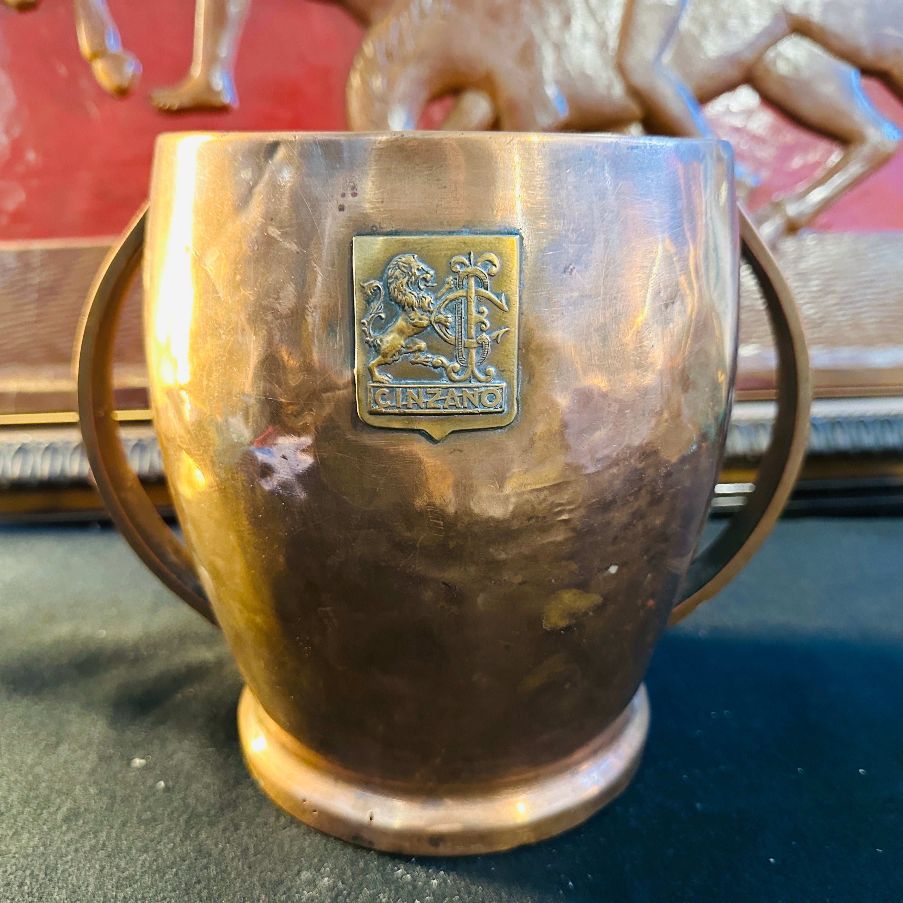 Ein Weinkühler aus Kupfer und Messing, entworfen und hergestellt in Italien für Cinzano, die berühmte italienische Spirituosenmarke, er ist im Originalzustand und hat Patina, er zeigt kleine Gebrauchs- und Altersspuren. Dieser Cinzano-Weinkühler ist