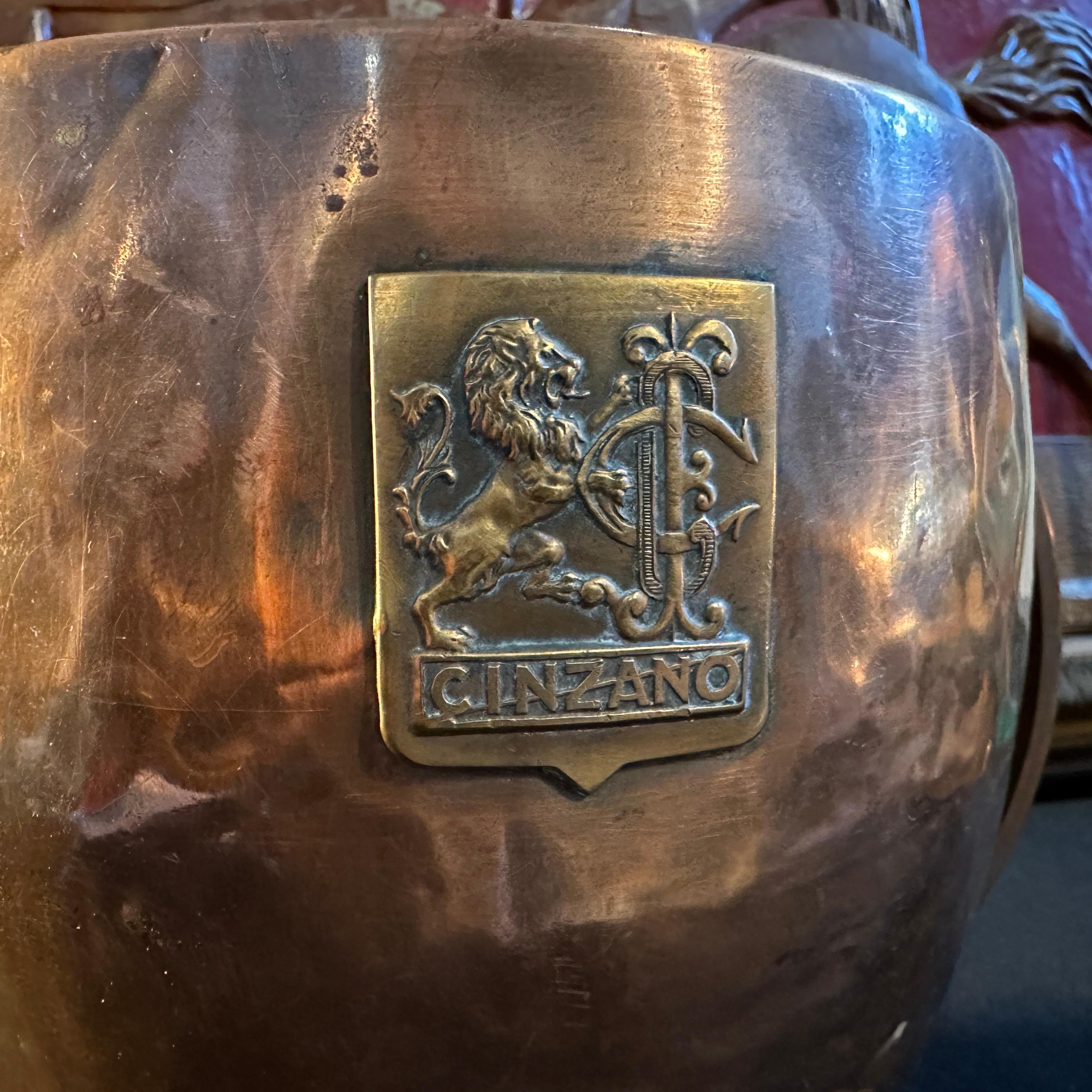1940s Art Deco Hammered Copper and Brass Italian Cinzano Wine Cooler In Good Condition For Sale In Aci Castello, IT