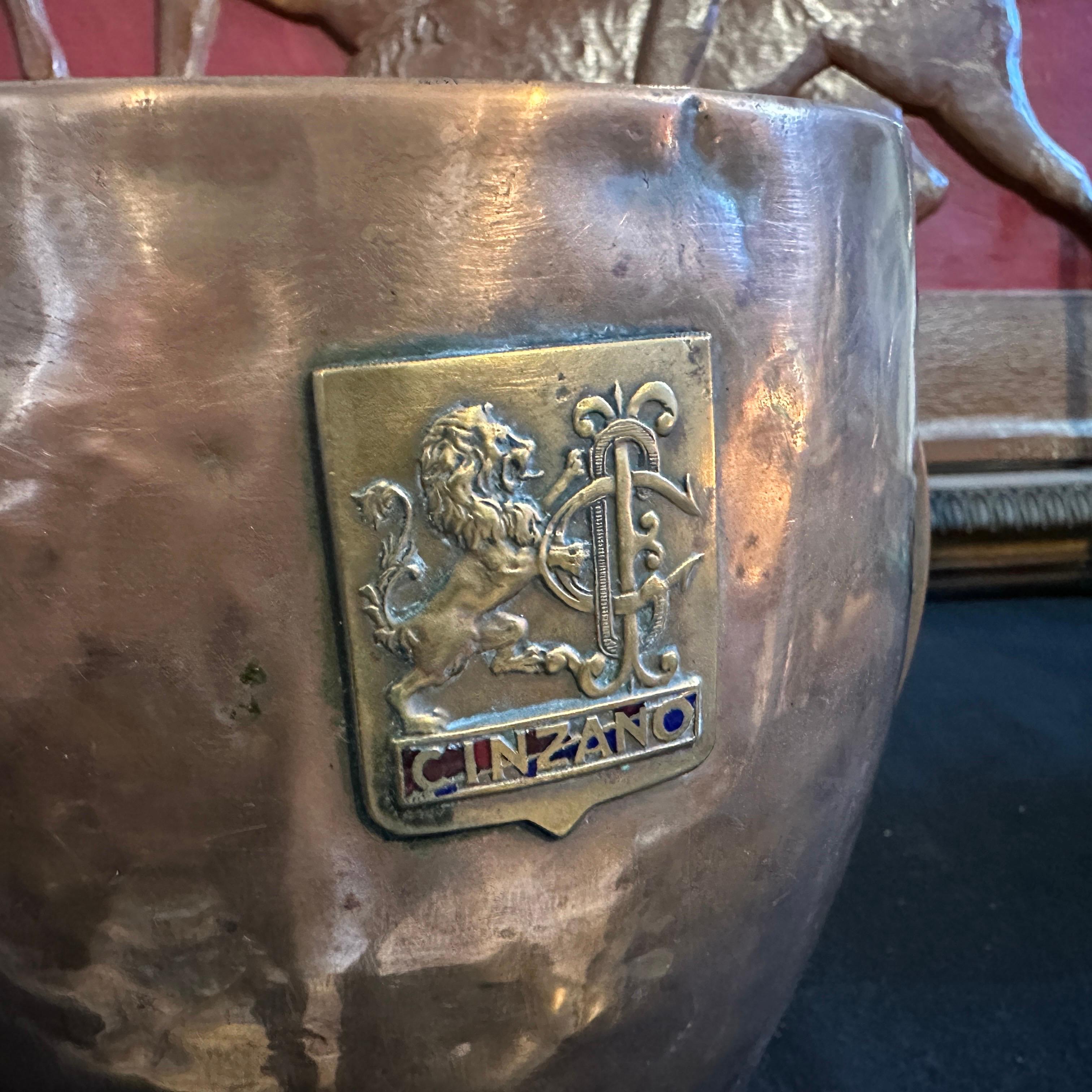 20ième siècle 1940s Art Deco Hammered Copper and Brass Italian Cinzano Wine Cooler en vente