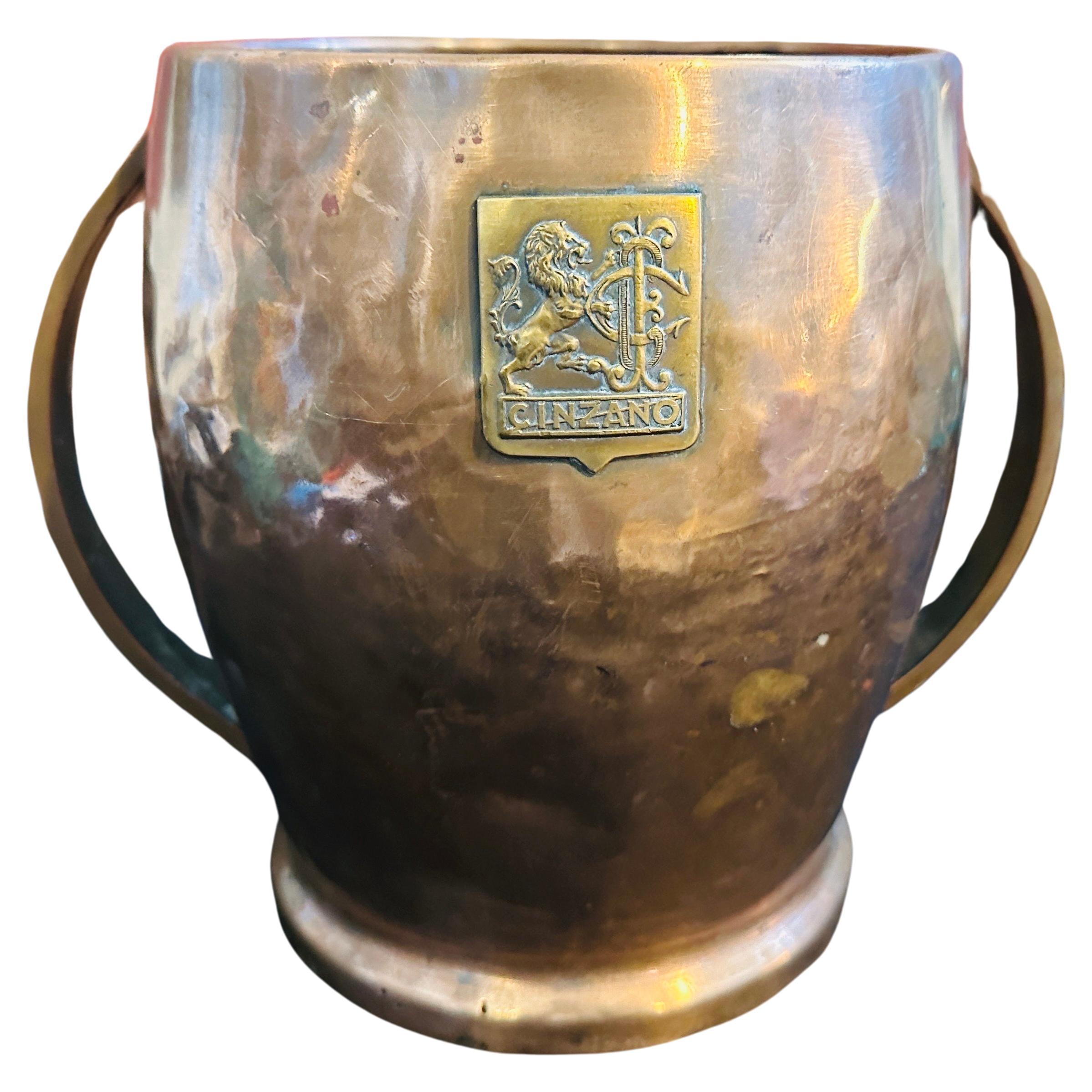 1940s Art Deco Hammered Copper and Brass Italian Cinzano Wine Cooler en vente