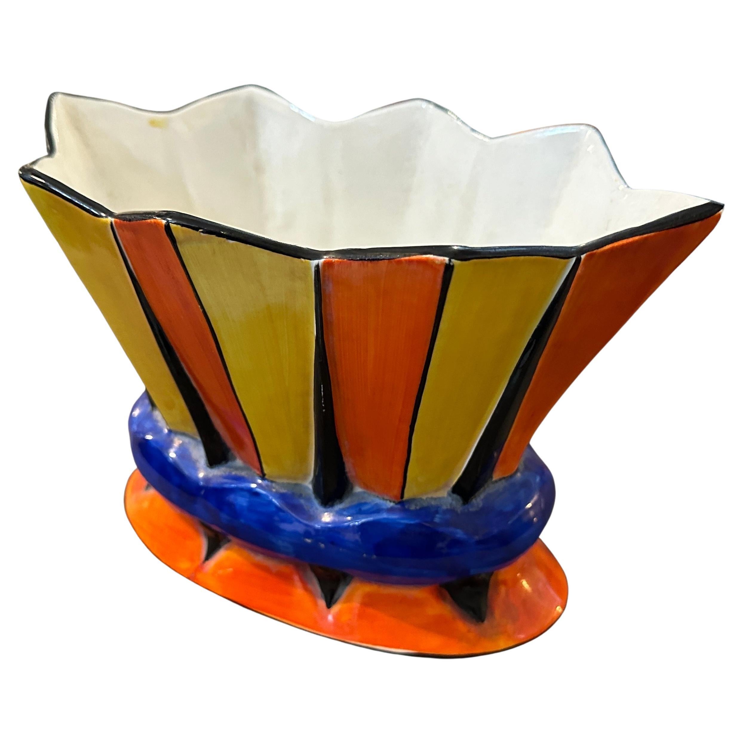 Il s'agit d'un vibrant vase Art déco en porcelaine peint à la main dans les années 1940, provenant de la République tchèque. Son design incarne l'esthétique audacieuse et colorée de la période Art déco, avec des motifs géométriques anguleux dans des