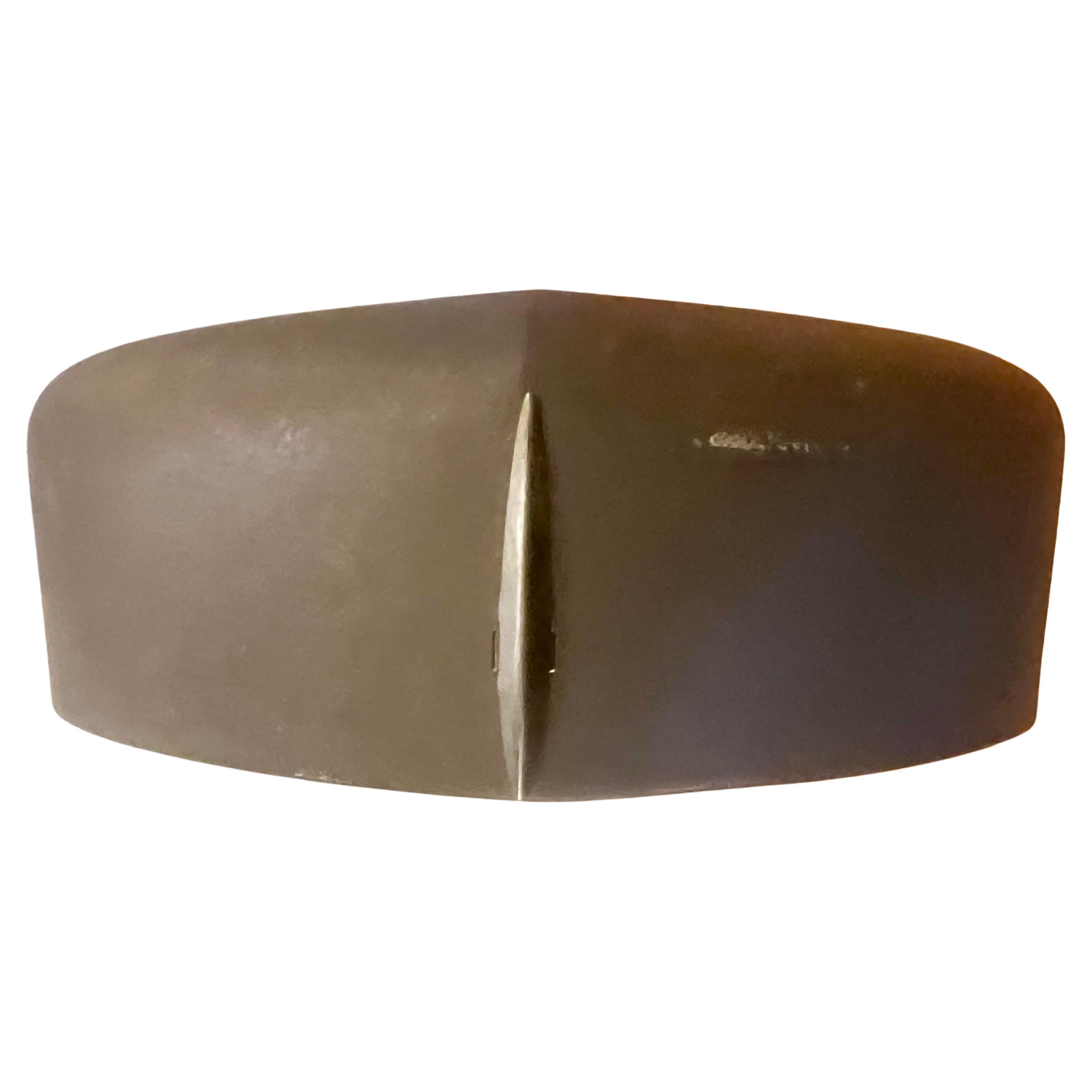 Très rare lampe de bureau multidirectionnelle à col de cygne des années 1940, circa 1940. Très bon état, usage léger, base lourde en fonte, abat-jour chromé en très bon état de fonctionnement.