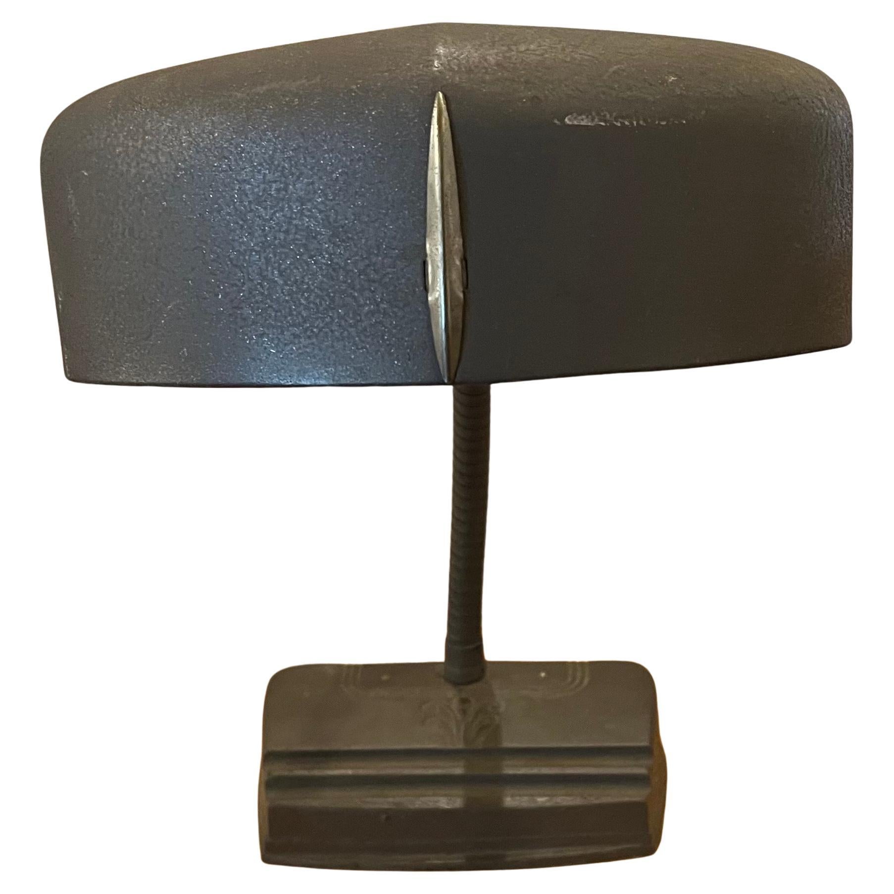 Métal Lampe de bureau industrielle Art déco à col de cygne des années 1940 en vente