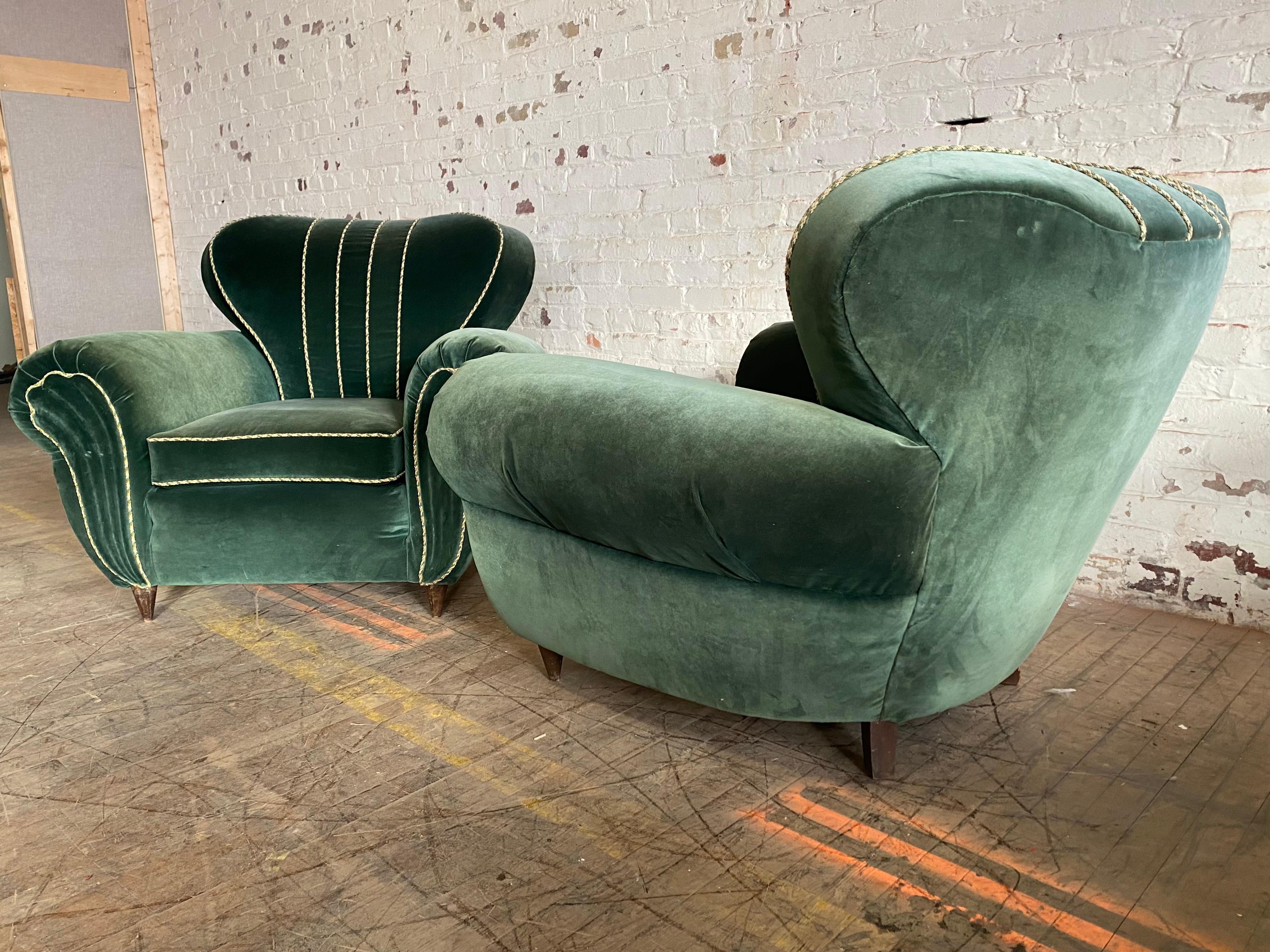 Superbe paire de fauteuils club Art Déco italiens à bulbe exagéré, je crois que les fauteuils ont été retapissés il y a 30-40 ans avec un velours vert émeraude de très belle qualité, couleur époustouflante, patine, Merveilleux design des pieds