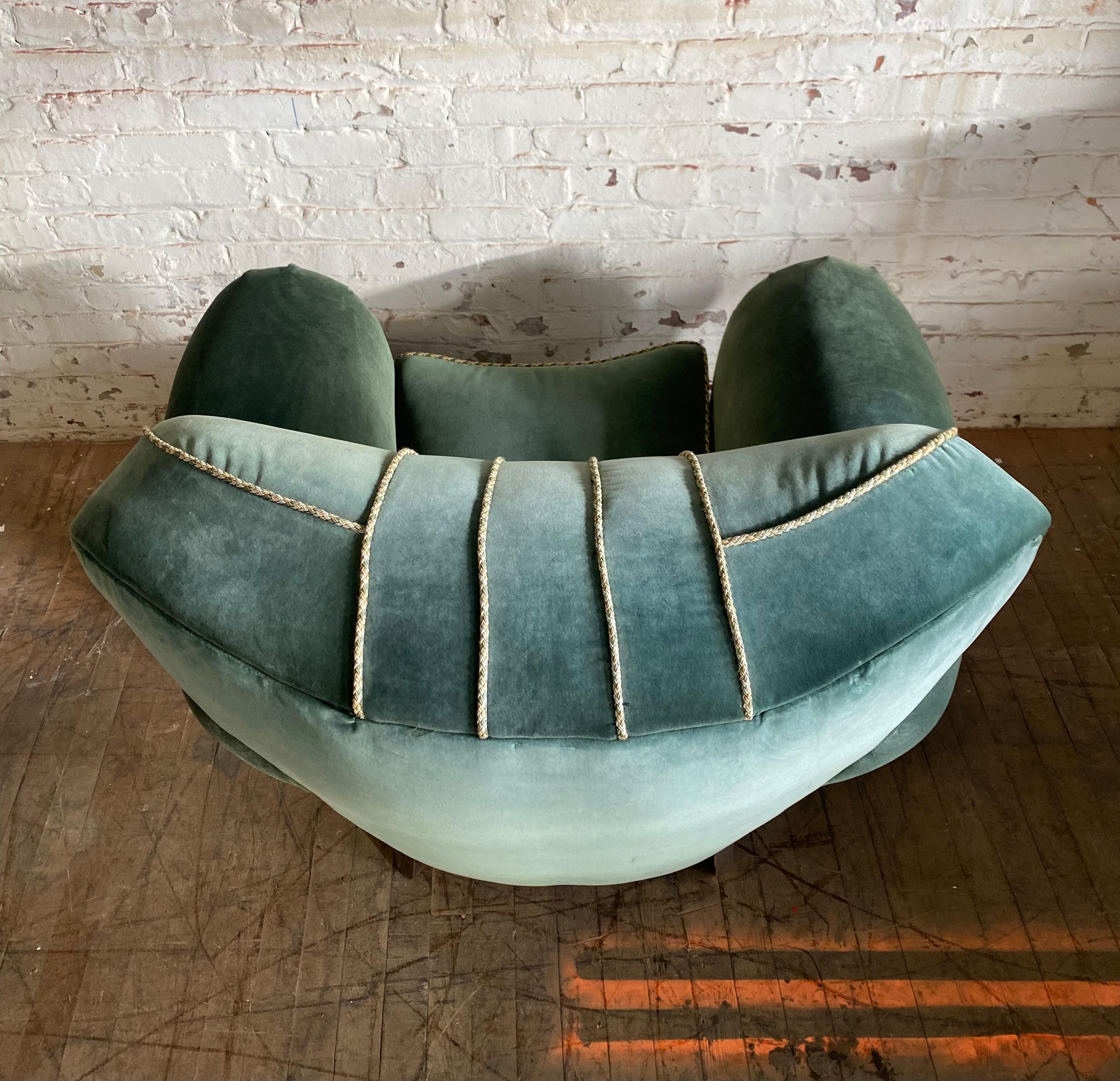 Velours Fauteuils club italiens Art déco des années 1940, forme inhabituelle, surdimensionnée par Guglielmo Ulrich en vente