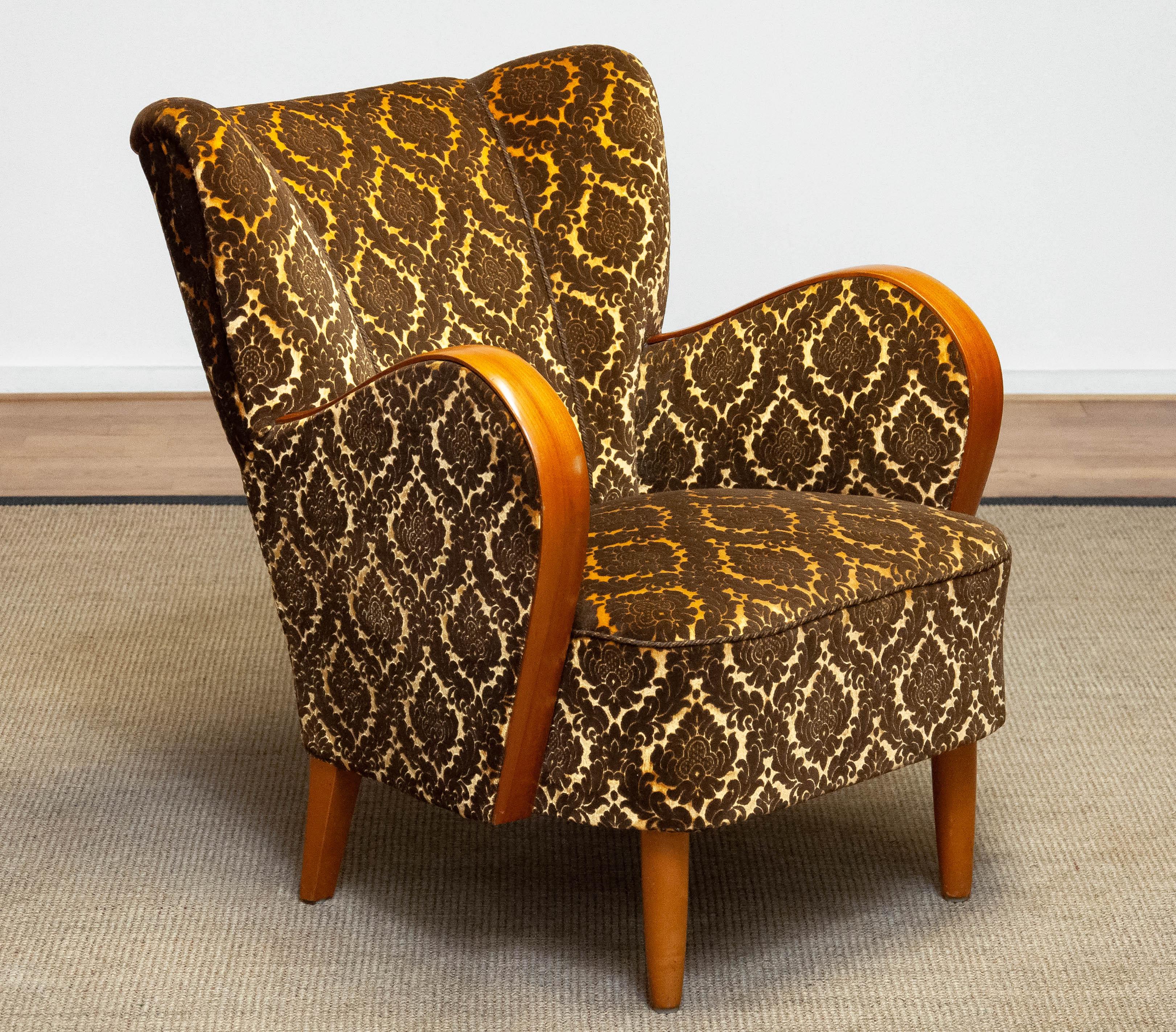 1940s Art Deco Lounge Chair Gold- Brown Jacquard Velvet with Elm Armrest Denmark In Good Condition For Sale In Silvolde, Gelderland
