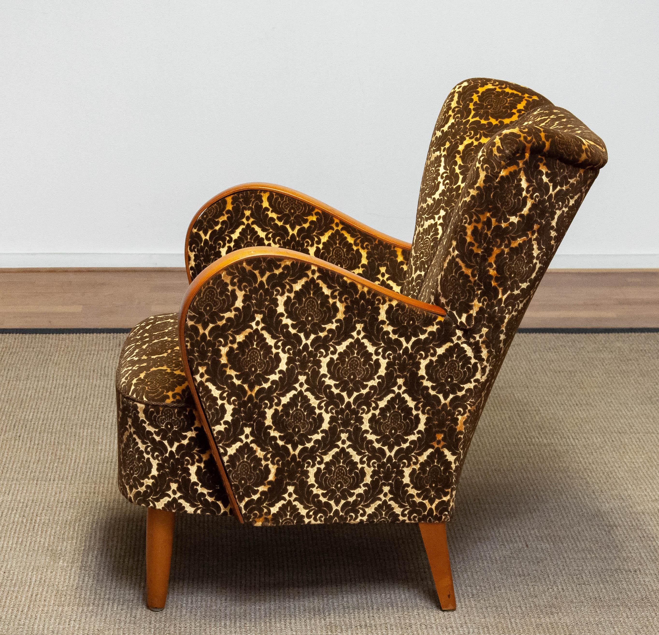1940s Art Deco Lounge Chair Gold- Brown Jacquard Velvet with Elm Armrest Denmark For Sale 3