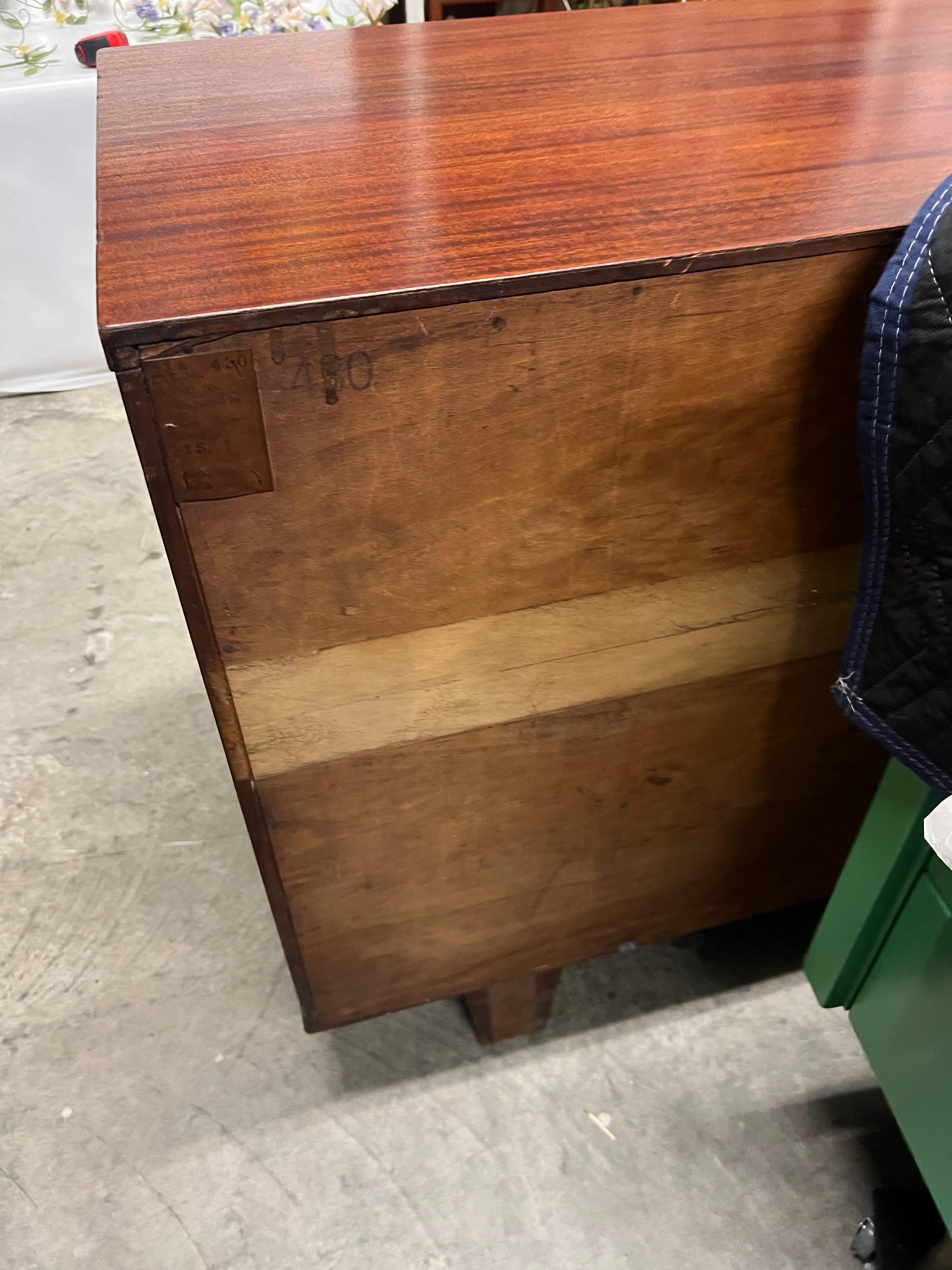Comò a 8 cassetti in mogano e ottone Art Deco degli anni '40 su gambe inclinate in vendita 3