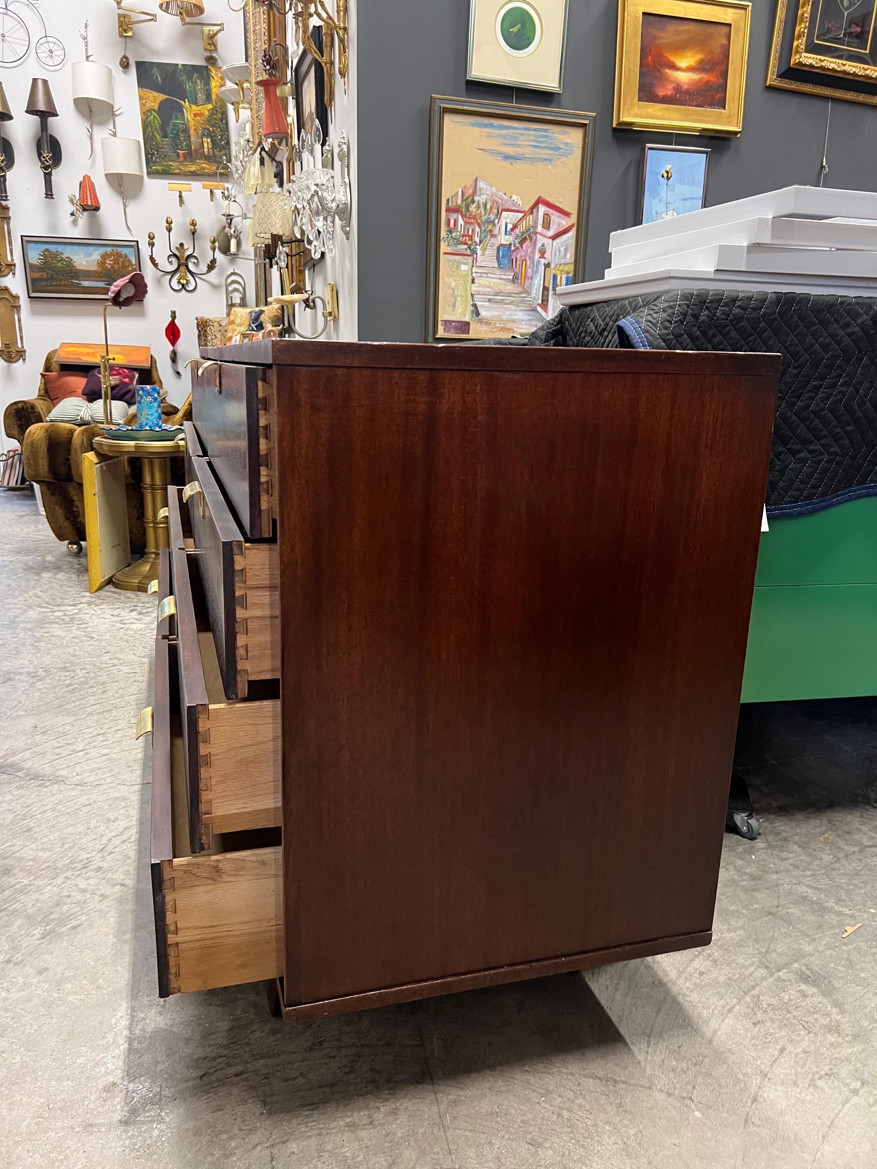 Comò a 8 cassetti in mogano e ottone Art Deco degli anni '40 su gambe inclinate in vendita 4