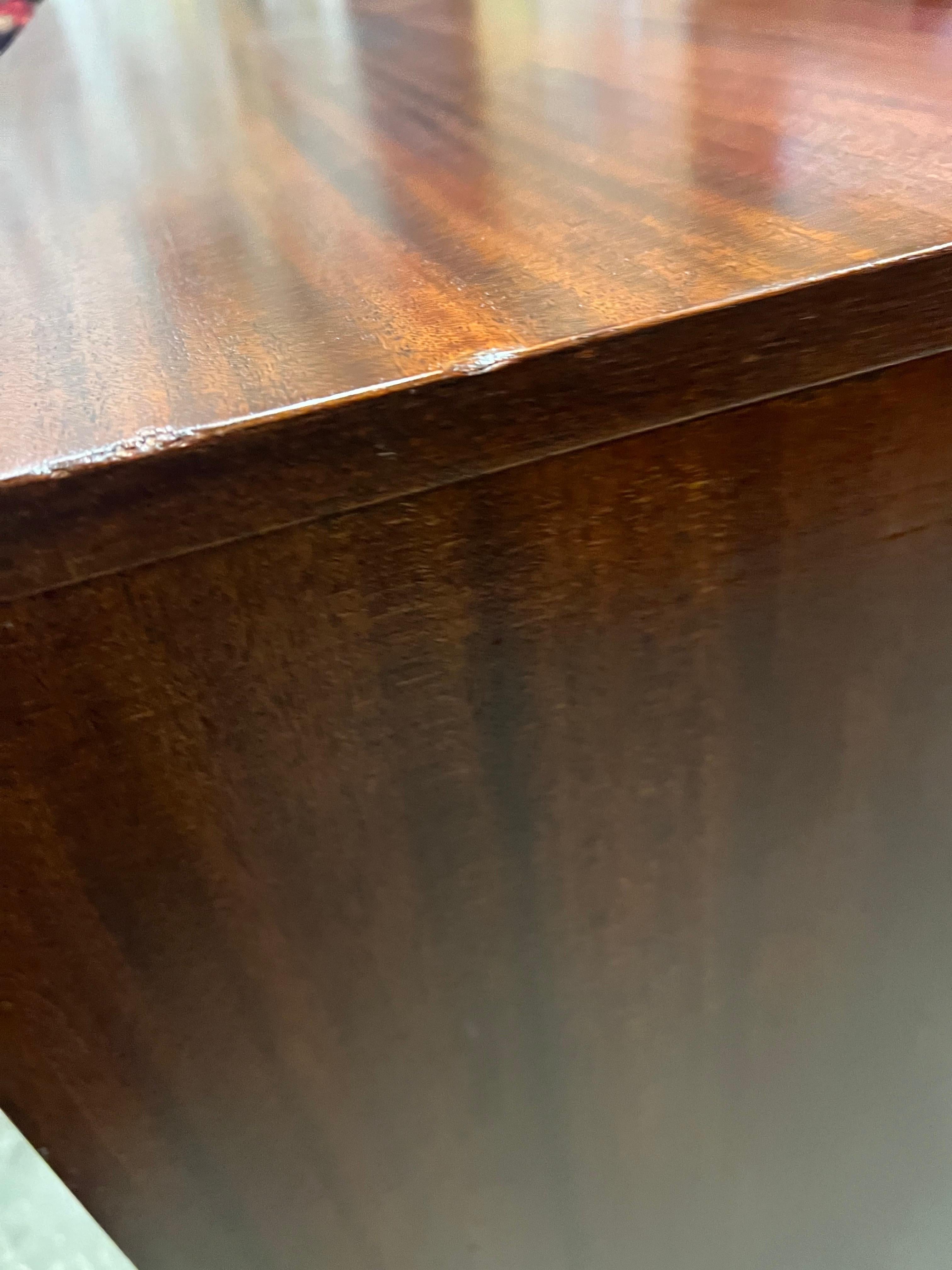 Comò a 8 cassetti in mogano e ottone Art Deco degli anni '40 su gambe inclinate in vendita 5