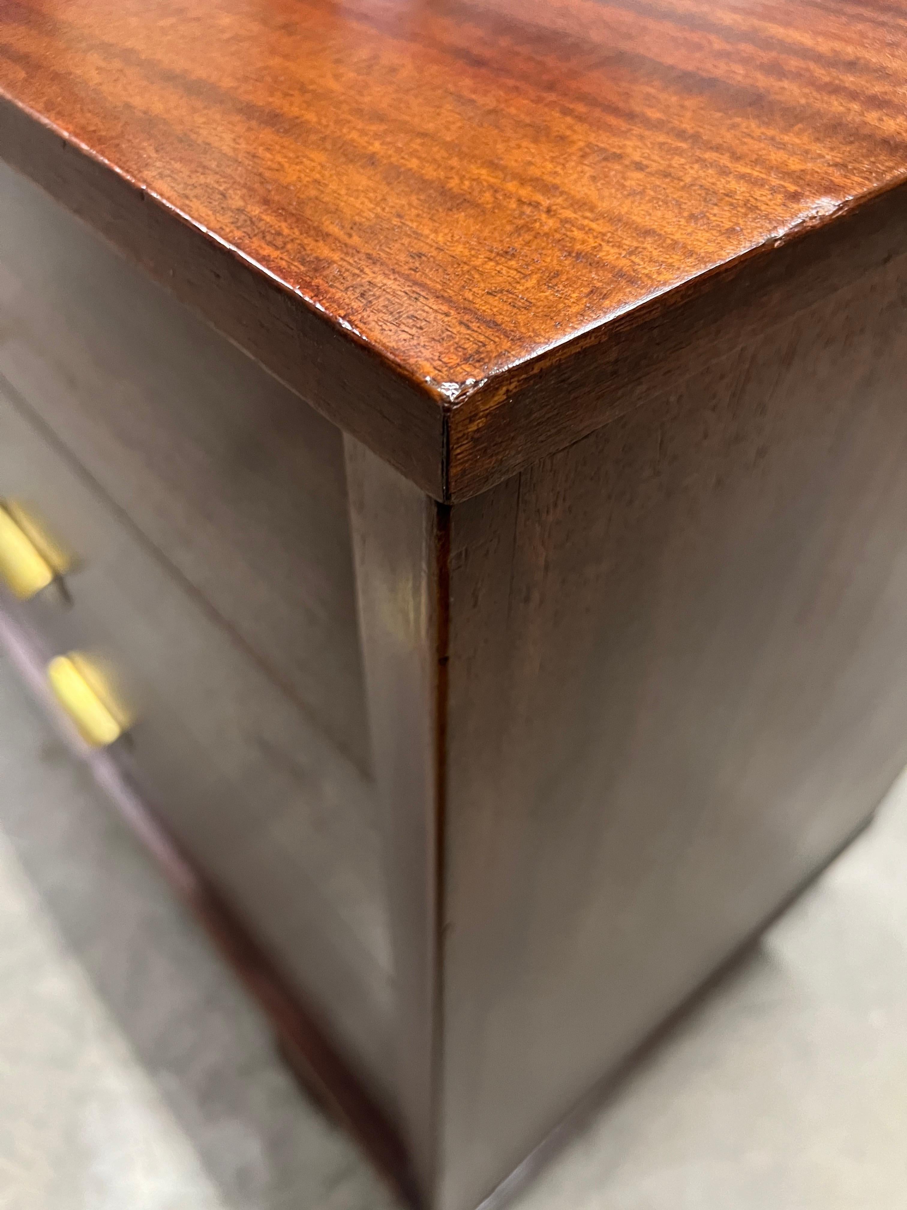 Comò a 8 cassetti in mogano e ottone Art Deco degli anni '40 su gambe inclinate in vendita 6