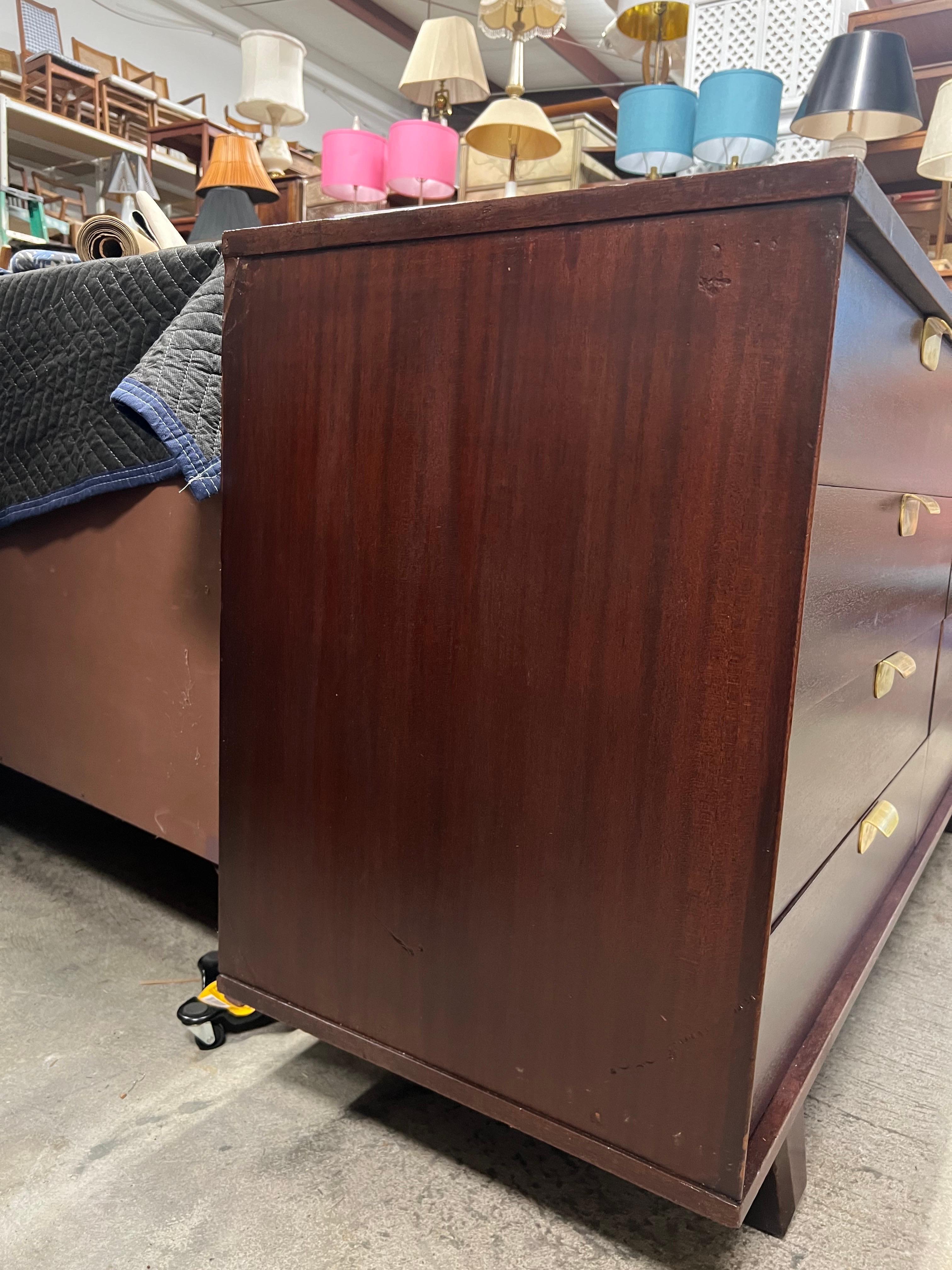 Comò a 8 cassetti in mogano e ottone Art Deco degli anni '40 su gambe inclinate in vendita 7