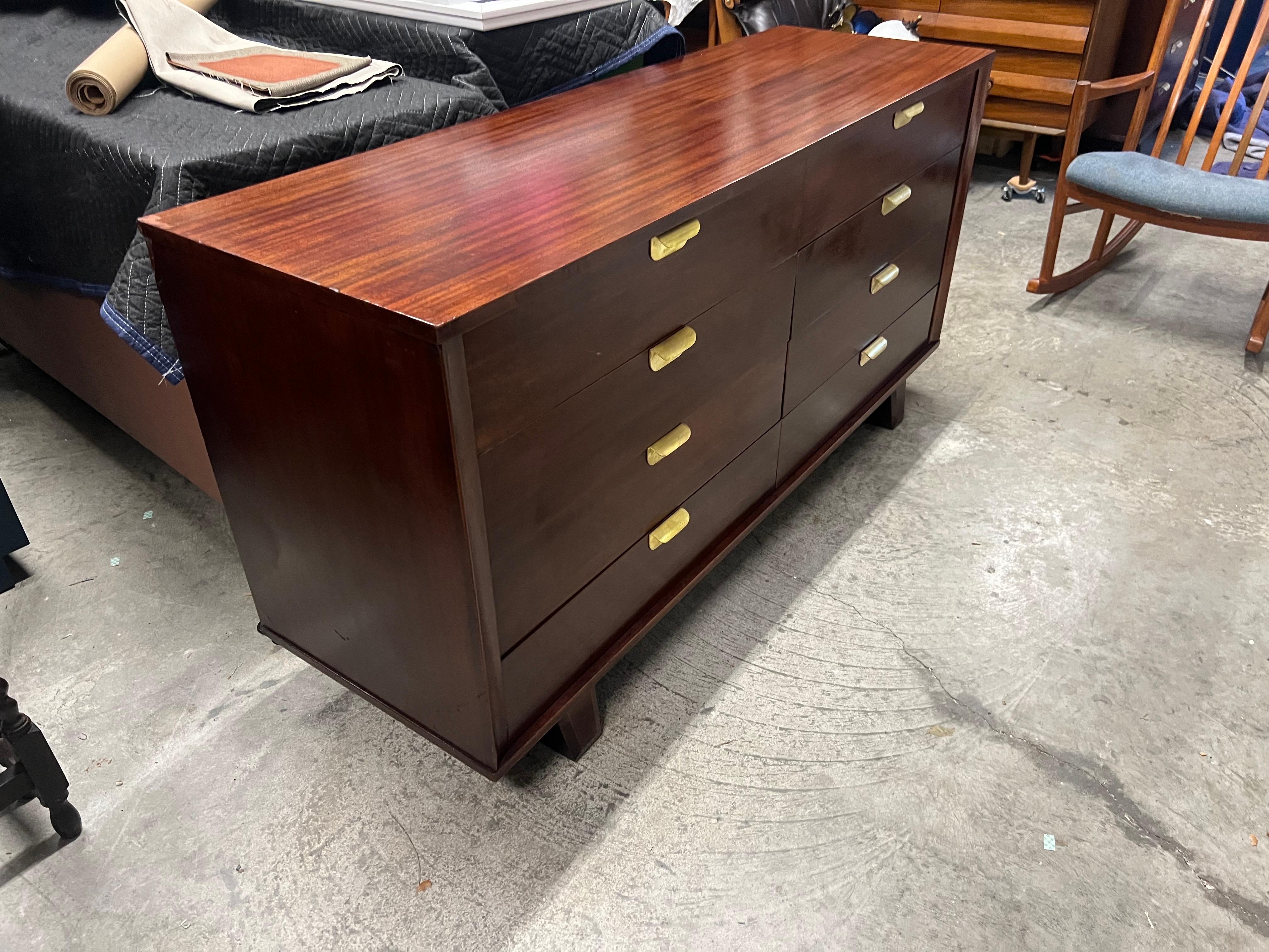 Comò a 8 cassetti in mogano e ottone Art Deco degli anni '40 su gambe inclinate in vendita 8