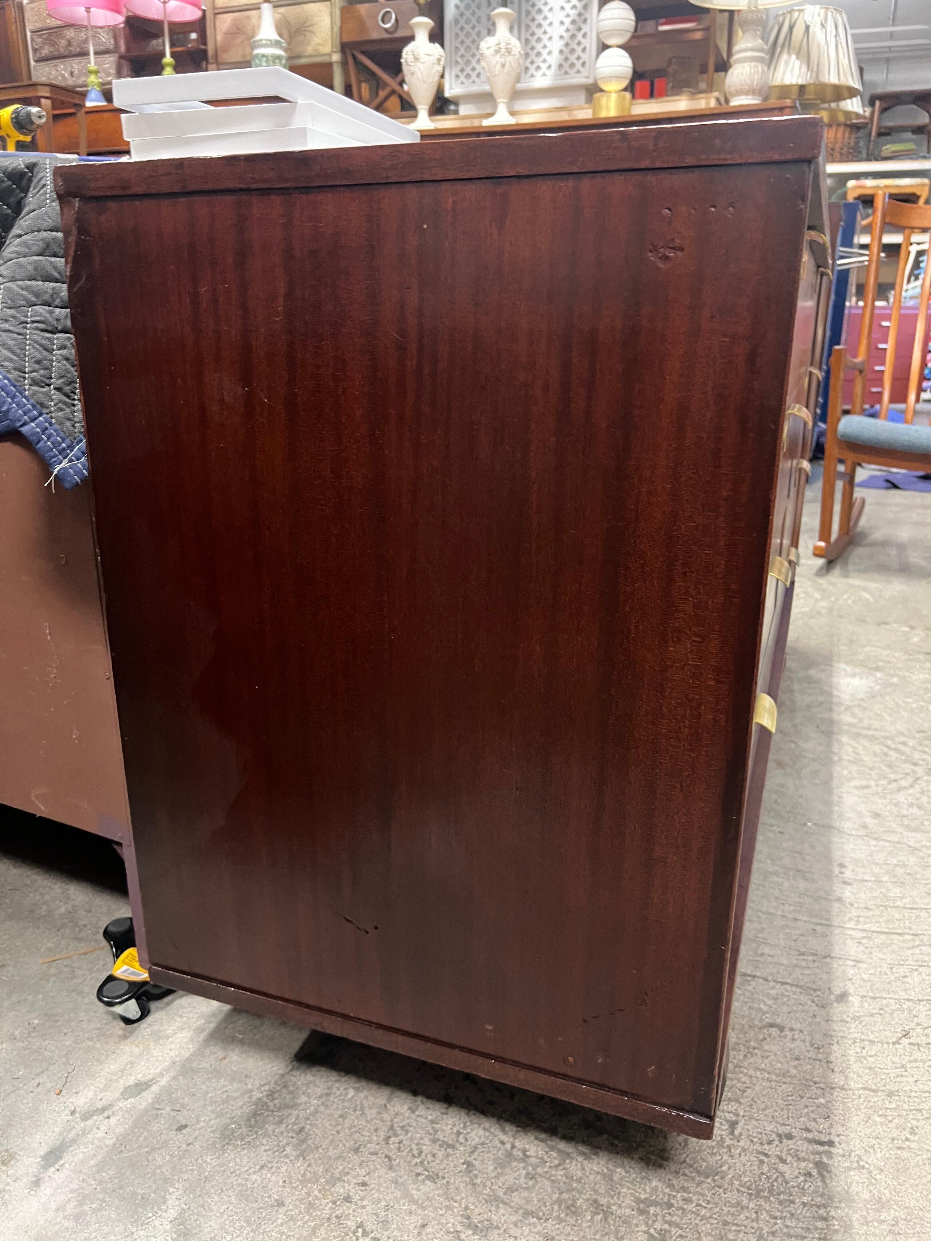 Comò a 8 cassetti in mogano e ottone Art Deco degli anni '40 su gambe inclinate in vendita 9