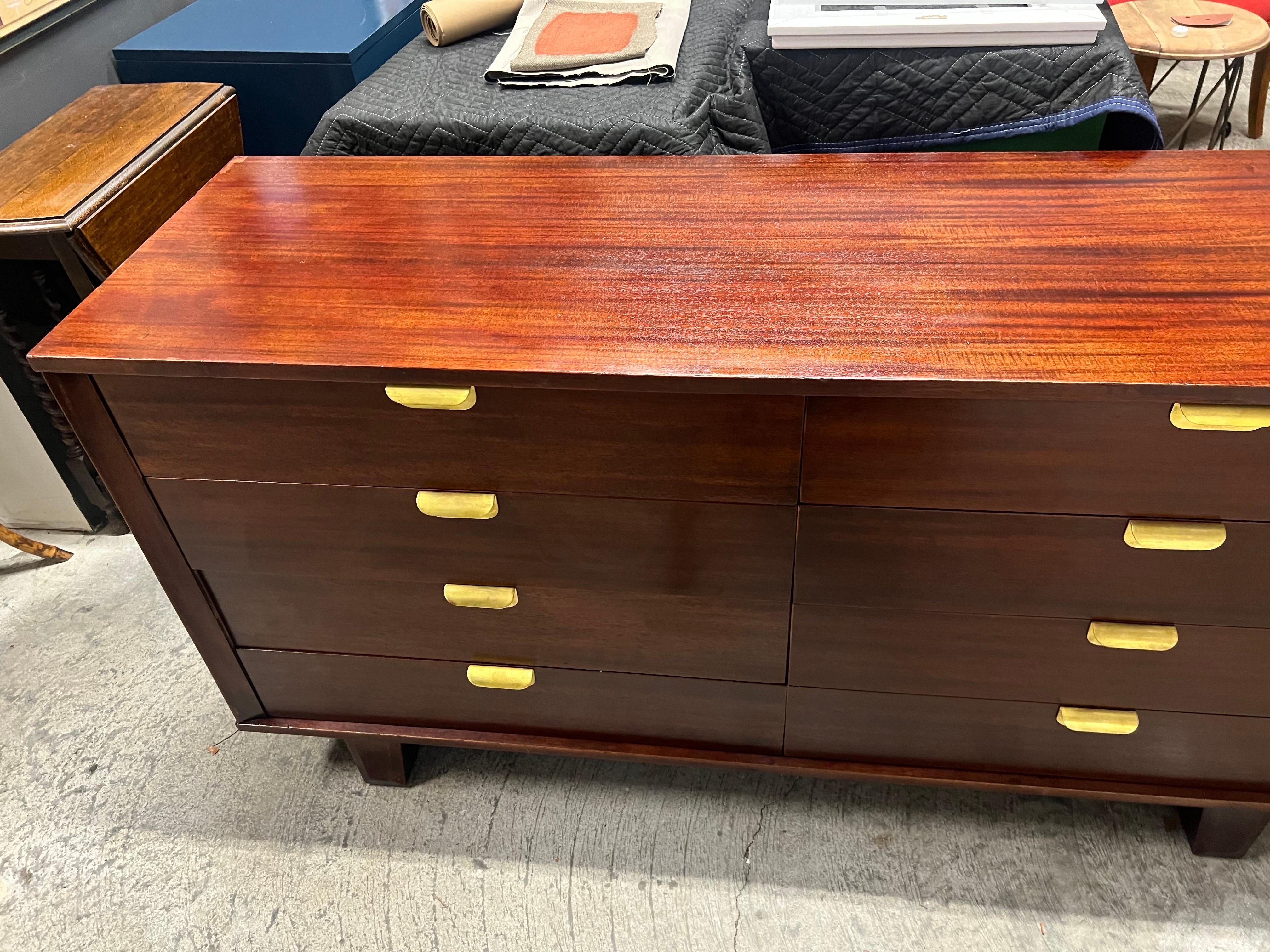 Comò a 8 cassetti in mogano e ottone Art Deco degli anni '40 su gambe inclinate in vendita 13