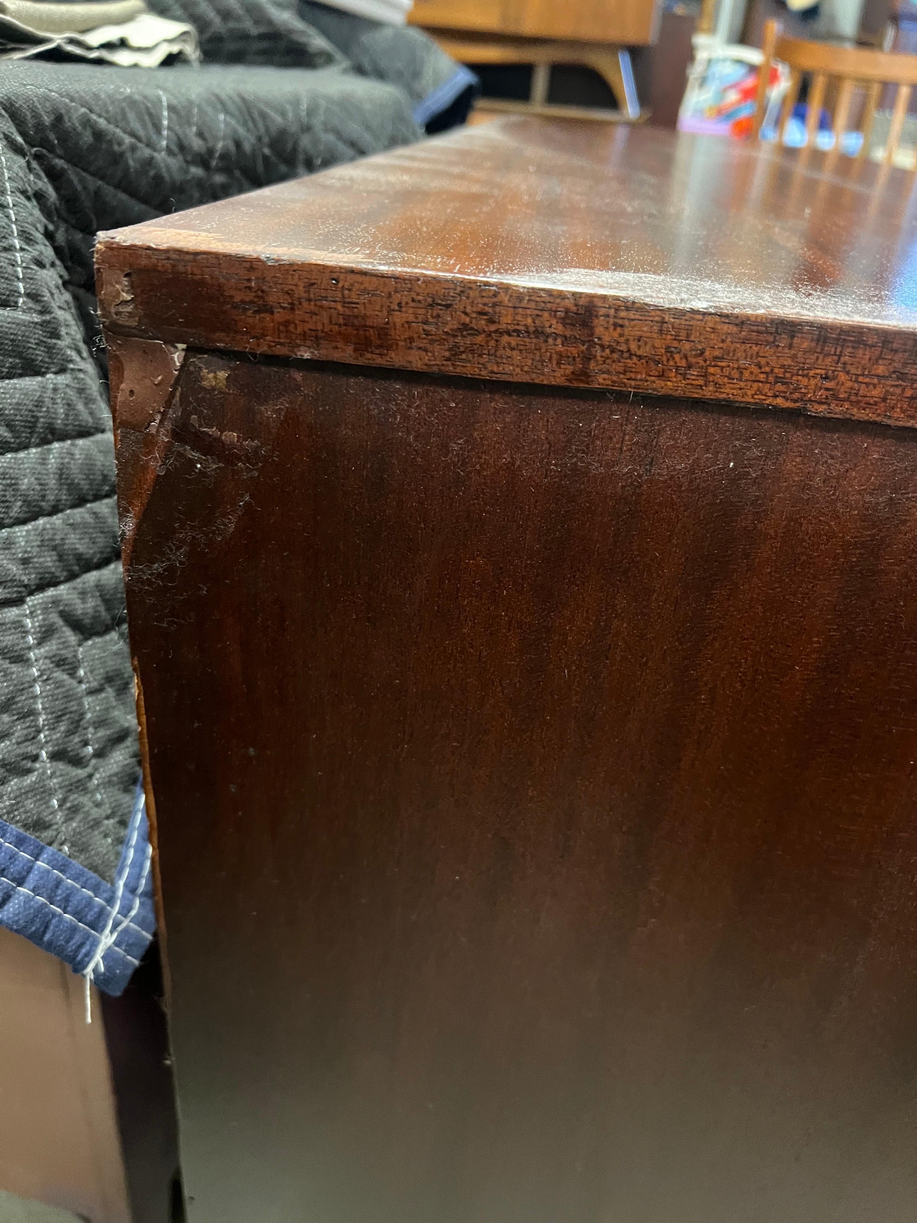 Art Déco Comò a 8 cassetti in mogano e ottone Art Deco degli anni '40 su gambe inclinate in vendita