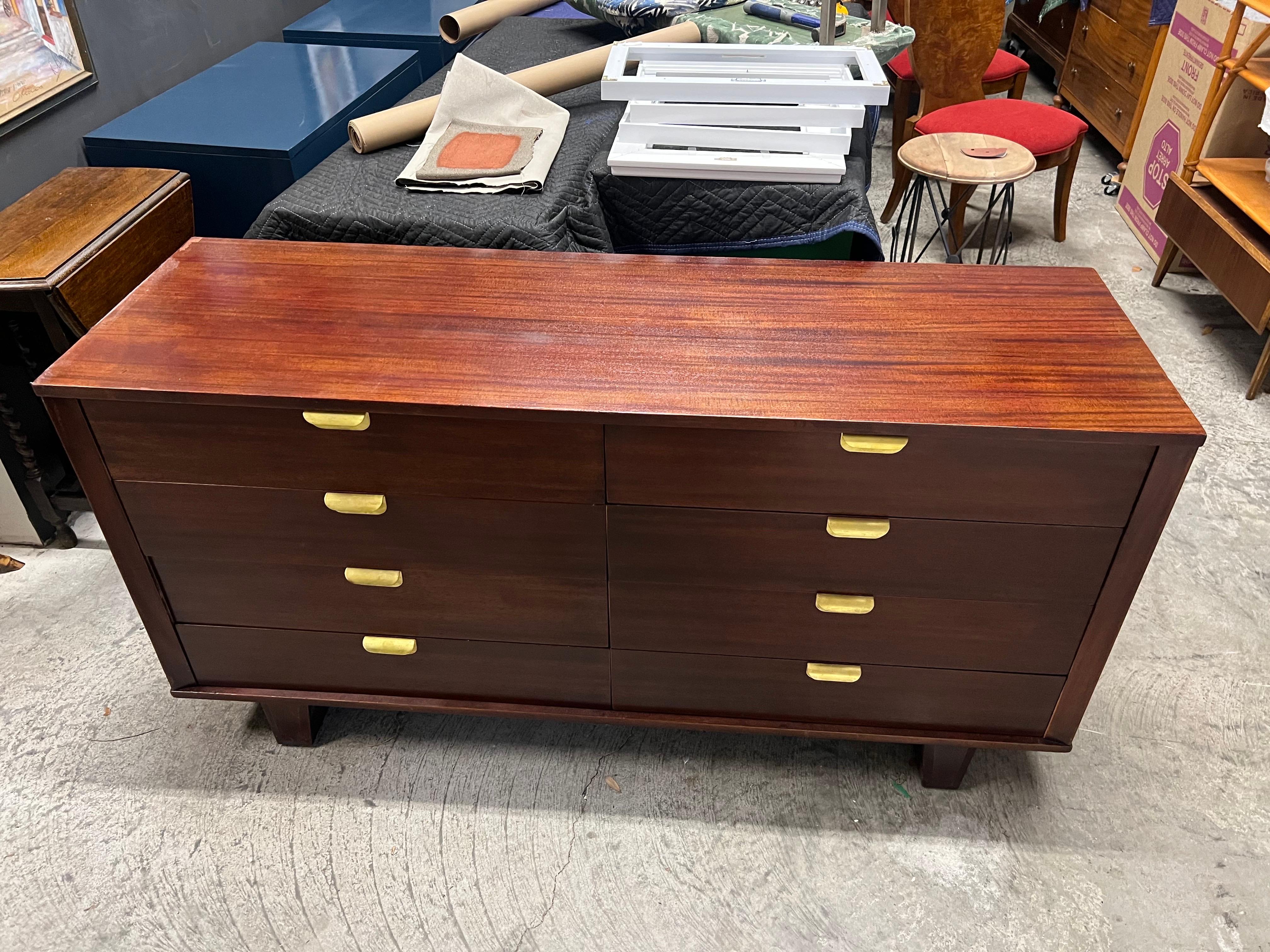 Sconosciuto Comò a 8 cassetti in mogano e ottone Art Deco degli anni '40 su gambe inclinate in vendita