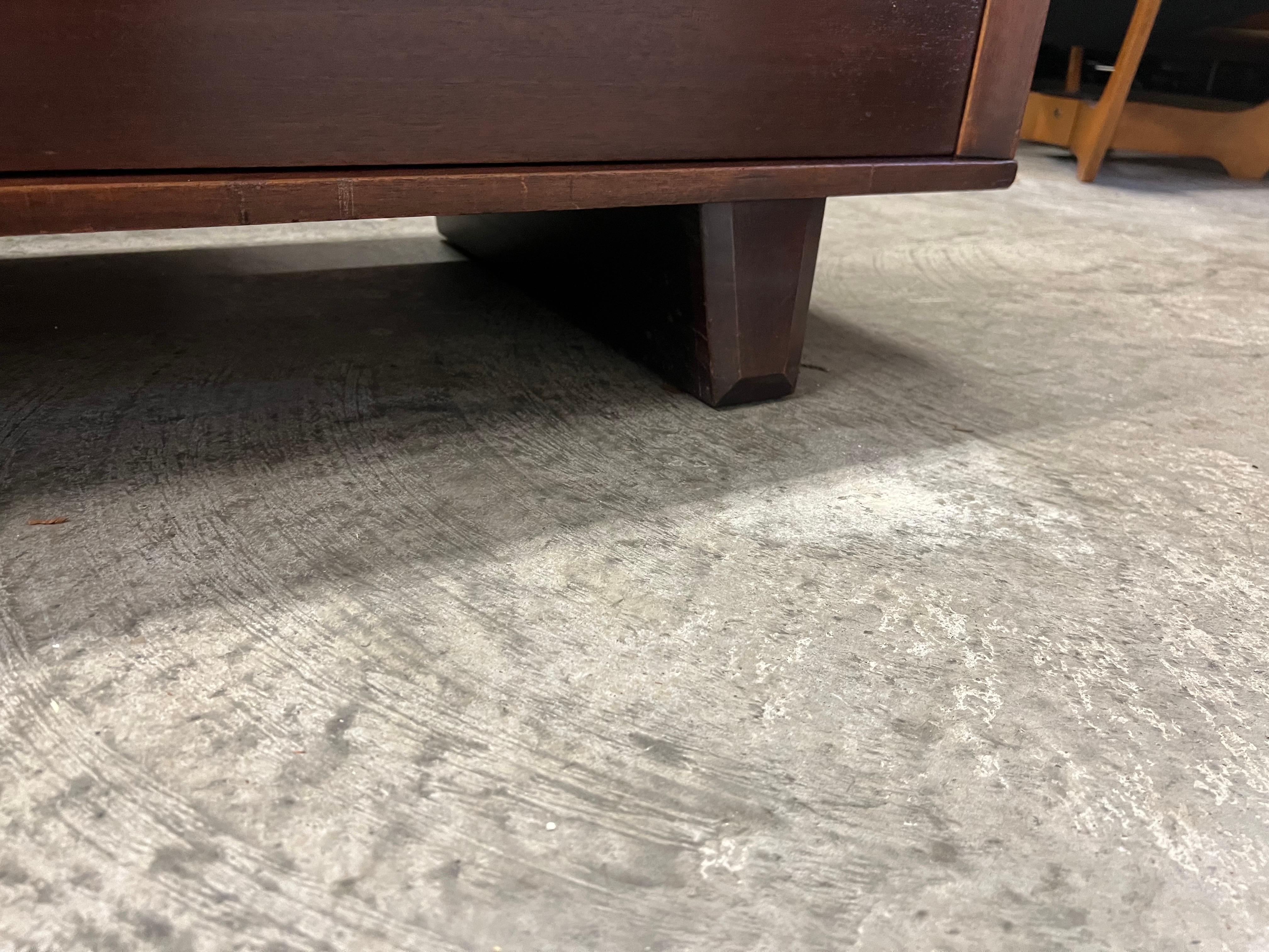 Comò a 8 cassetti in mogano e ottone Art Deco degli anni '40 su gambe inclinate In condizioni buone in vendita a Charleston, SC