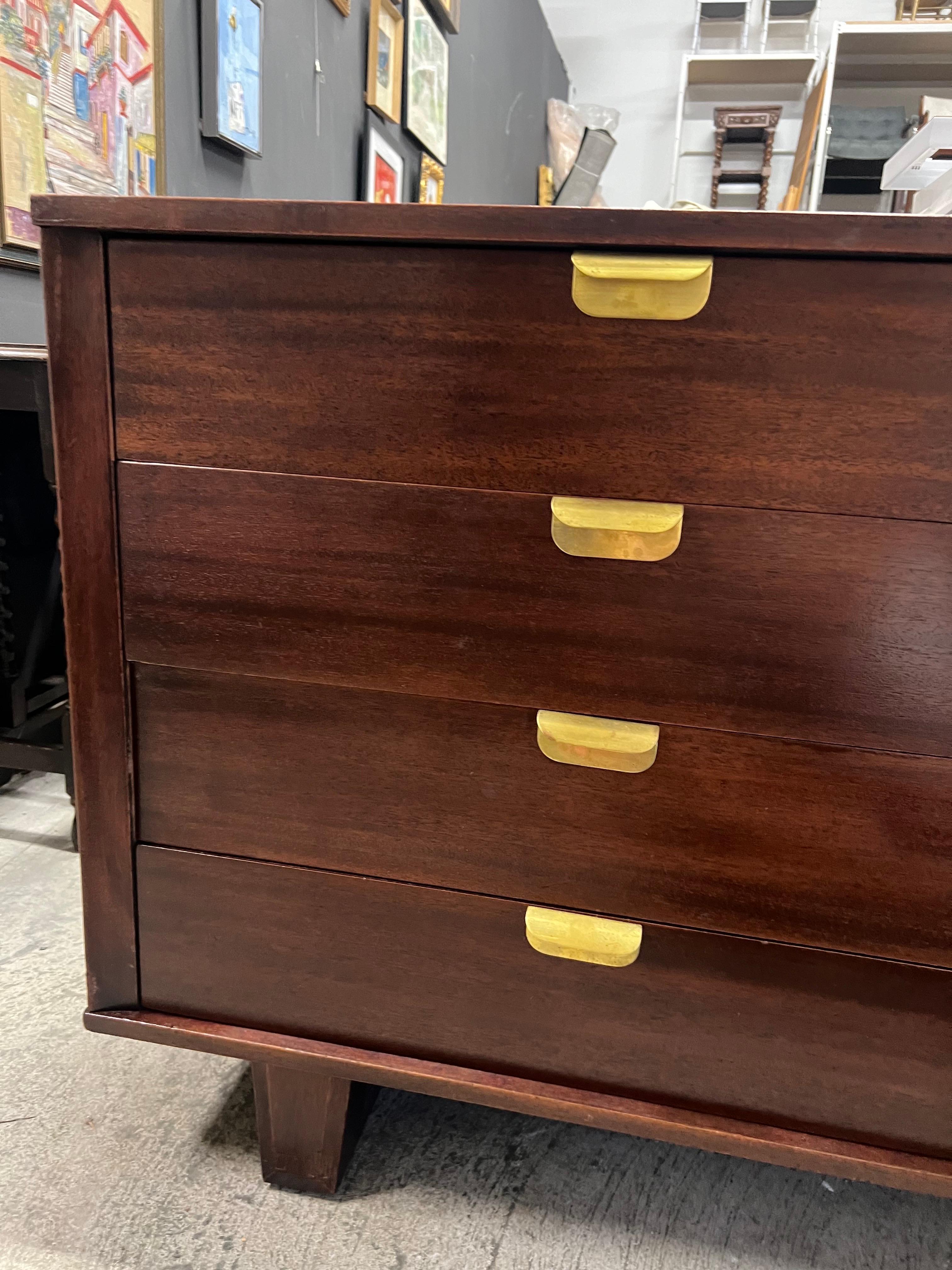 Metà XX secolo Comò a 8 cassetti in mogano e ottone Art Deco degli anni '40 su gambe inclinate in vendita
