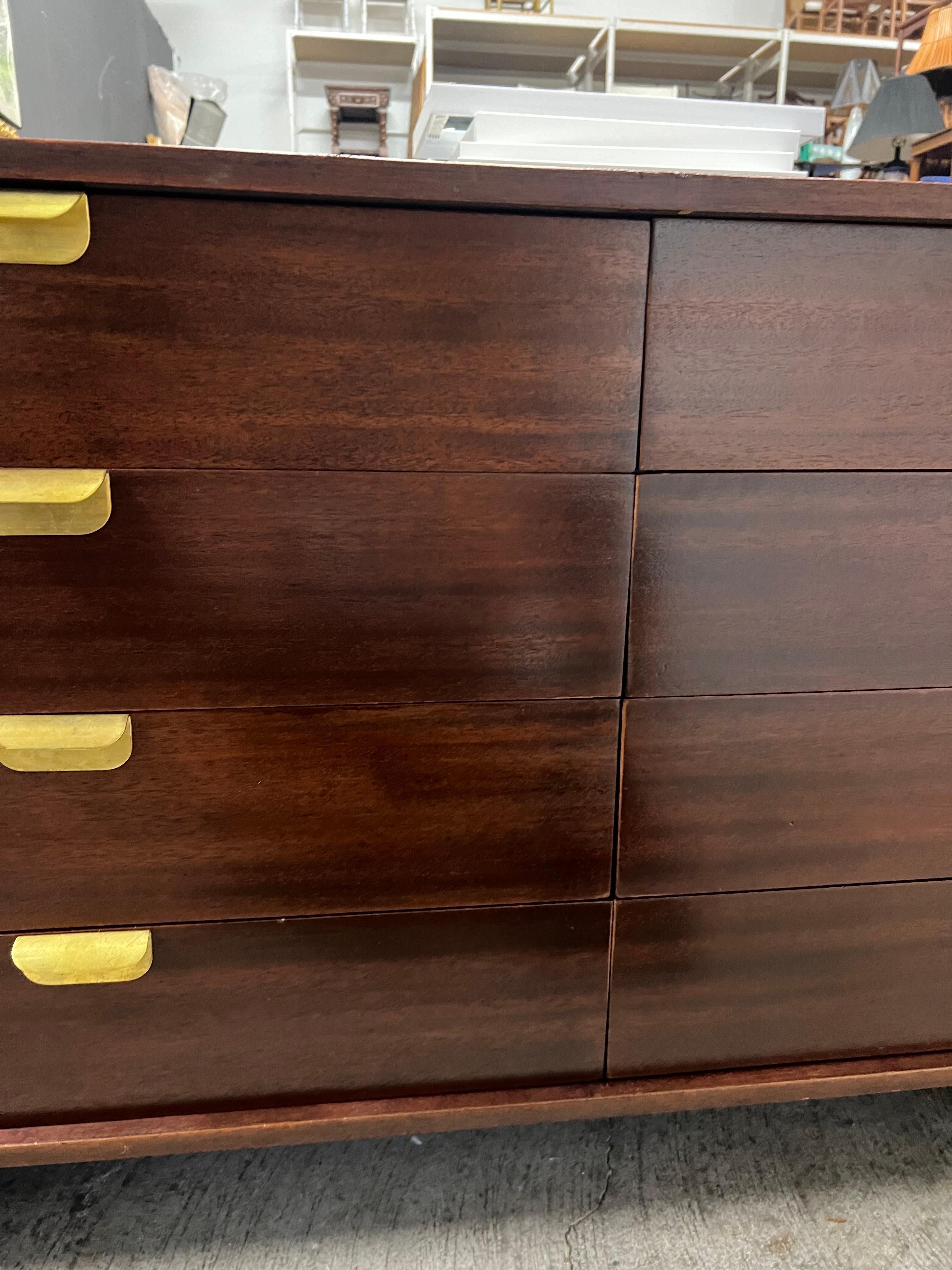 Ottone Comò a 8 cassetti in mogano e ottone Art Deco degli anni '40 su gambe inclinate in vendita