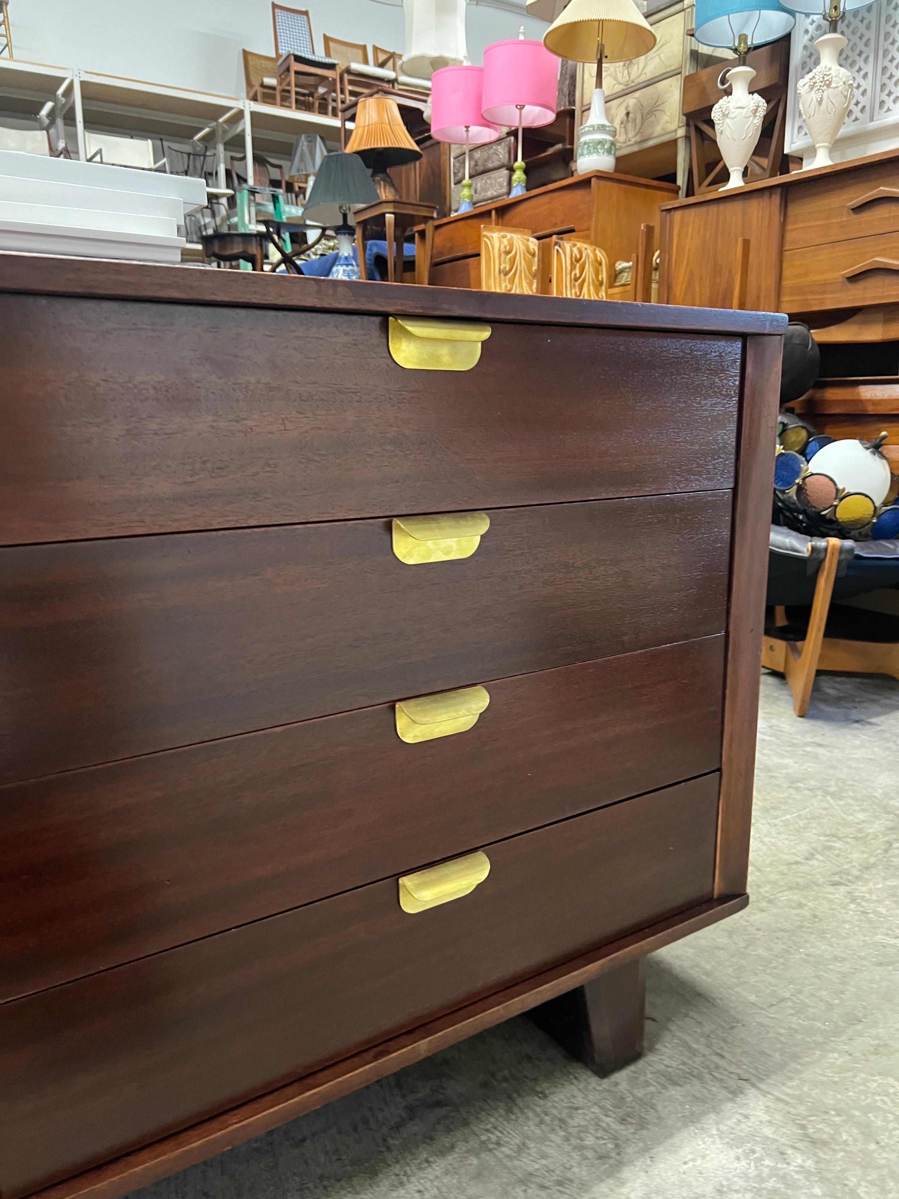 Comò a 8 cassetti in mogano e ottone Art Deco degli anni '40 su gambe inclinate in vendita 1