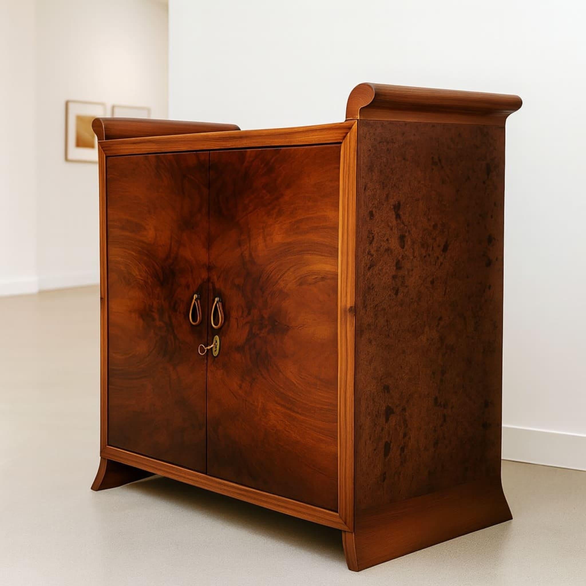 Refined Italian dry bar from the 1940s, crafted in exquisite burl wood and fully restored with traditional French-polish shellac finish.
This compact yet sculptural piece perfectly captures the elegance of the Italian Art Deco period, enhanced by
