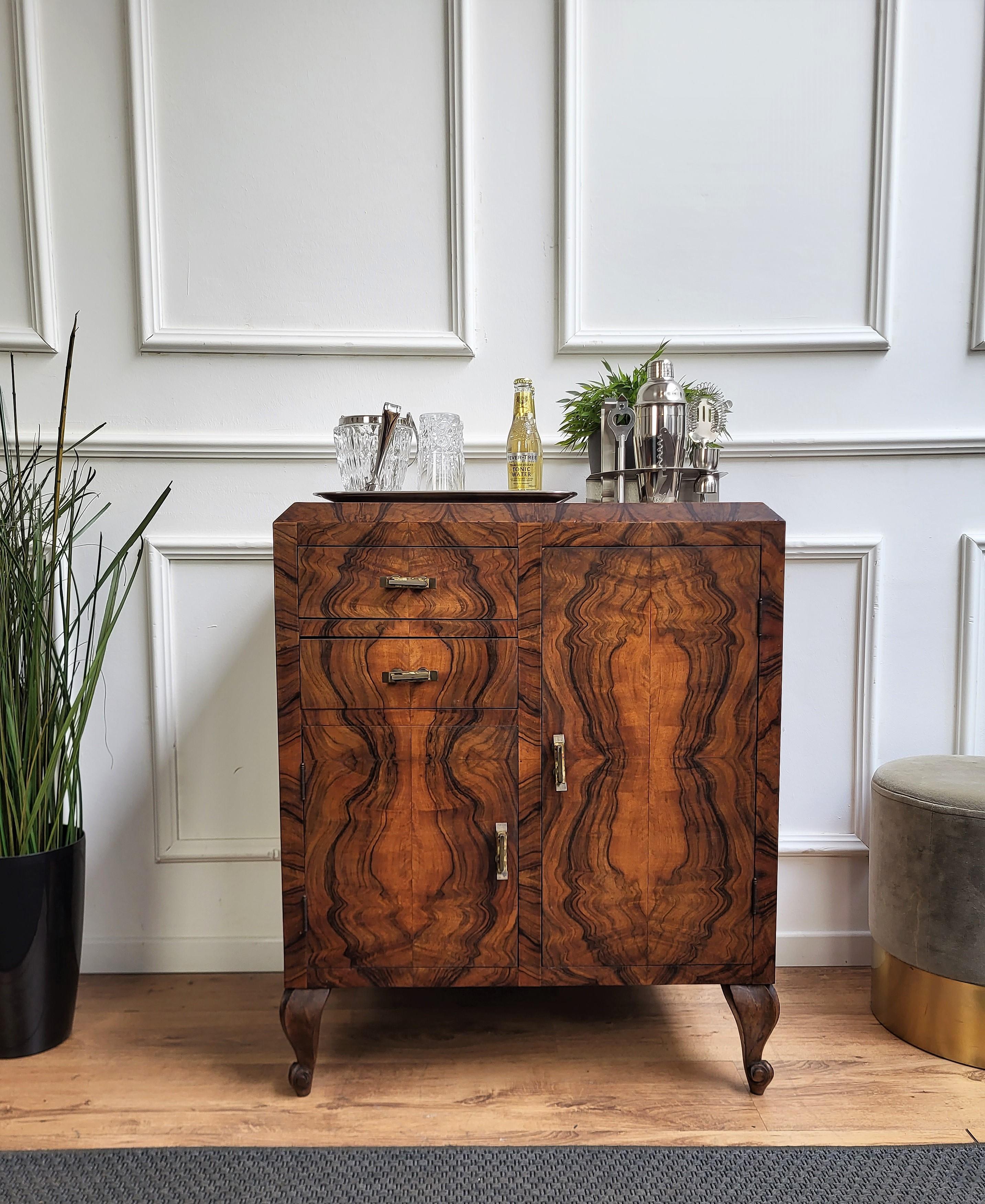 Unique and very elegant Italian Art Deco Mid-Century Modern dry bar cabinet cart, in root burl walnut with double front door and two drawers. When opened the interior part on the left has a wooden shelf. The piece is highlighted by the original