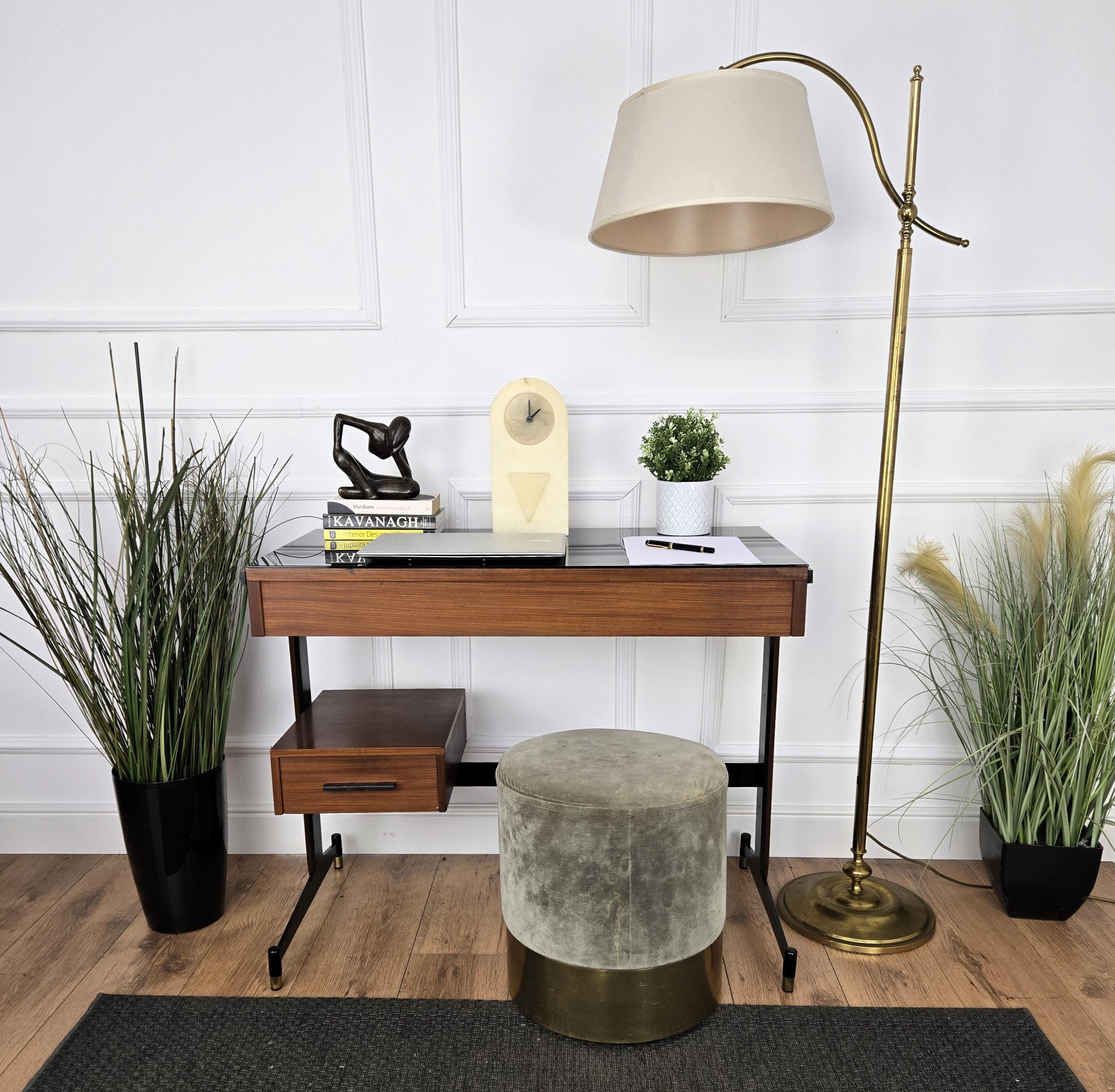 Elegantísima mesa de escritorio italiana Art Decó Moderno de mediados de siglo, con un precioso cajón lateral frontal bajo, que se completa con su elegante tapa de cristal negro. Esta mesa era una máquina de tejer y se ha reacondicionado como