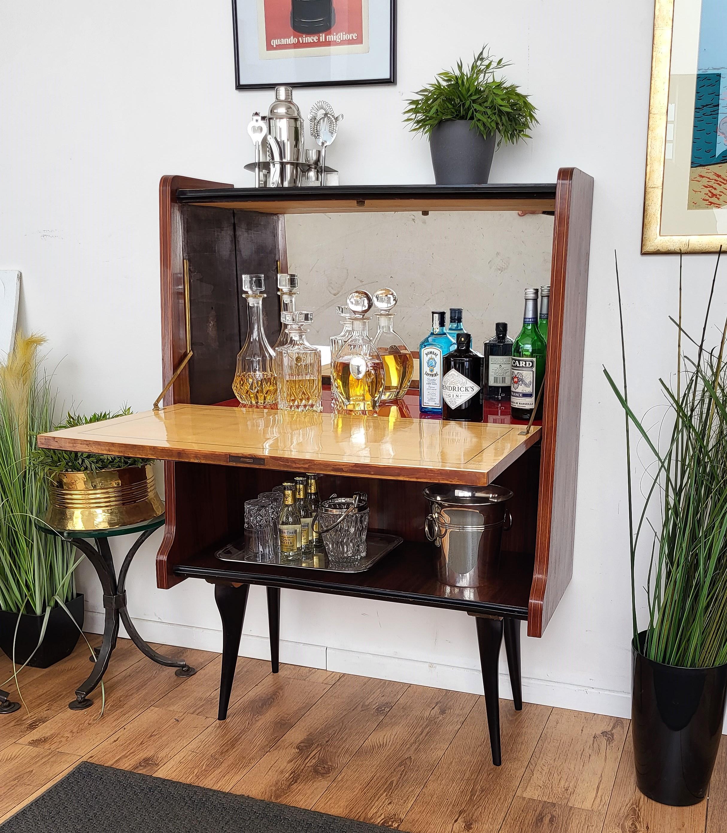 Very elegant Italian Art Deco Mid-Century Modern dry bar cabinet, in beautiful gloss and gilt inlay veneer walnut briar burl wood with central drop down flip door with amazing interior part in mirror and antique brass keylock and top and down