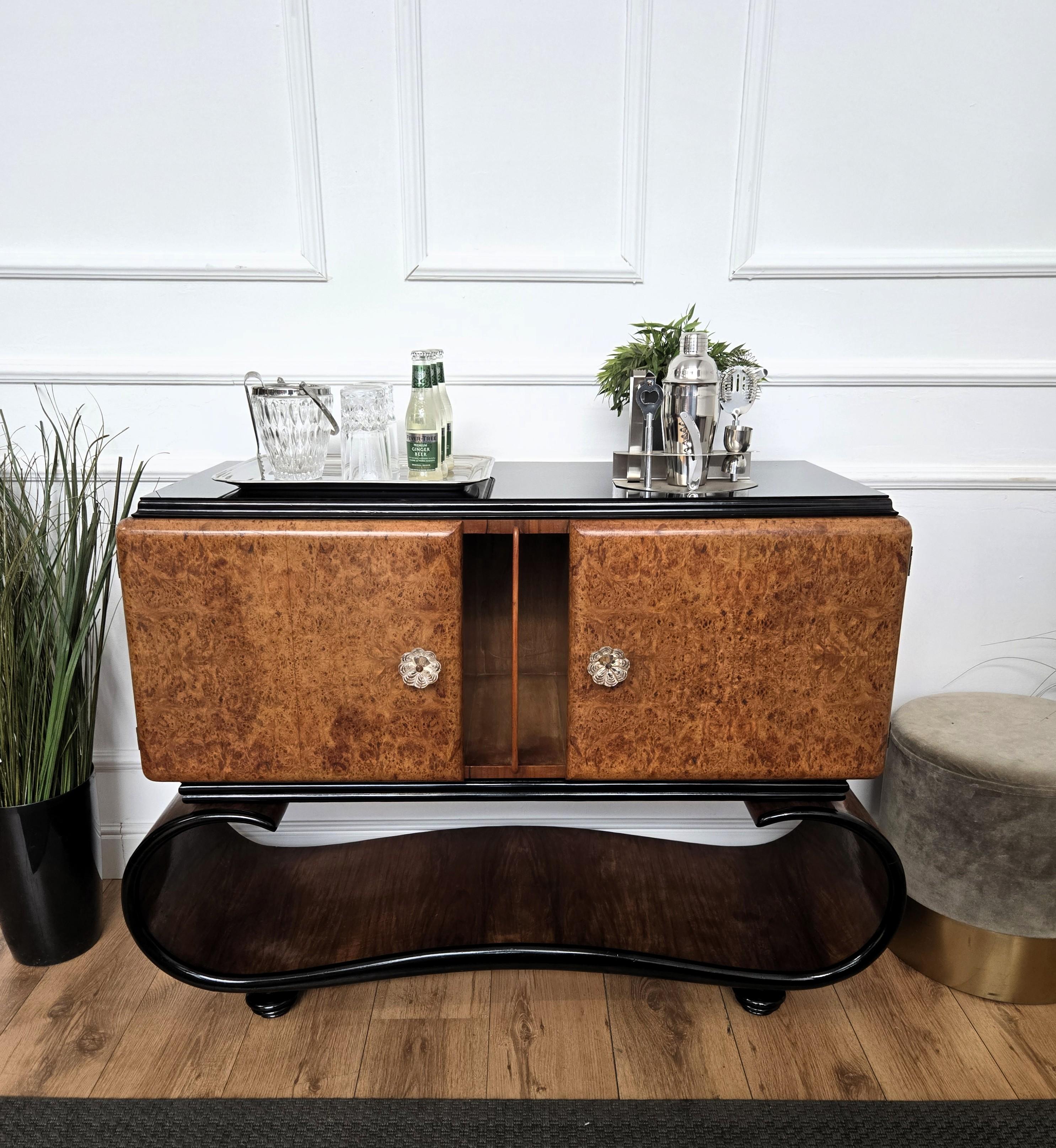 1940s Art Deco Mid-Century Italian Walnut Burl and Mirror Mosaic Dry Bar Cabinet In Good Condition For Sale In Carimate, Como