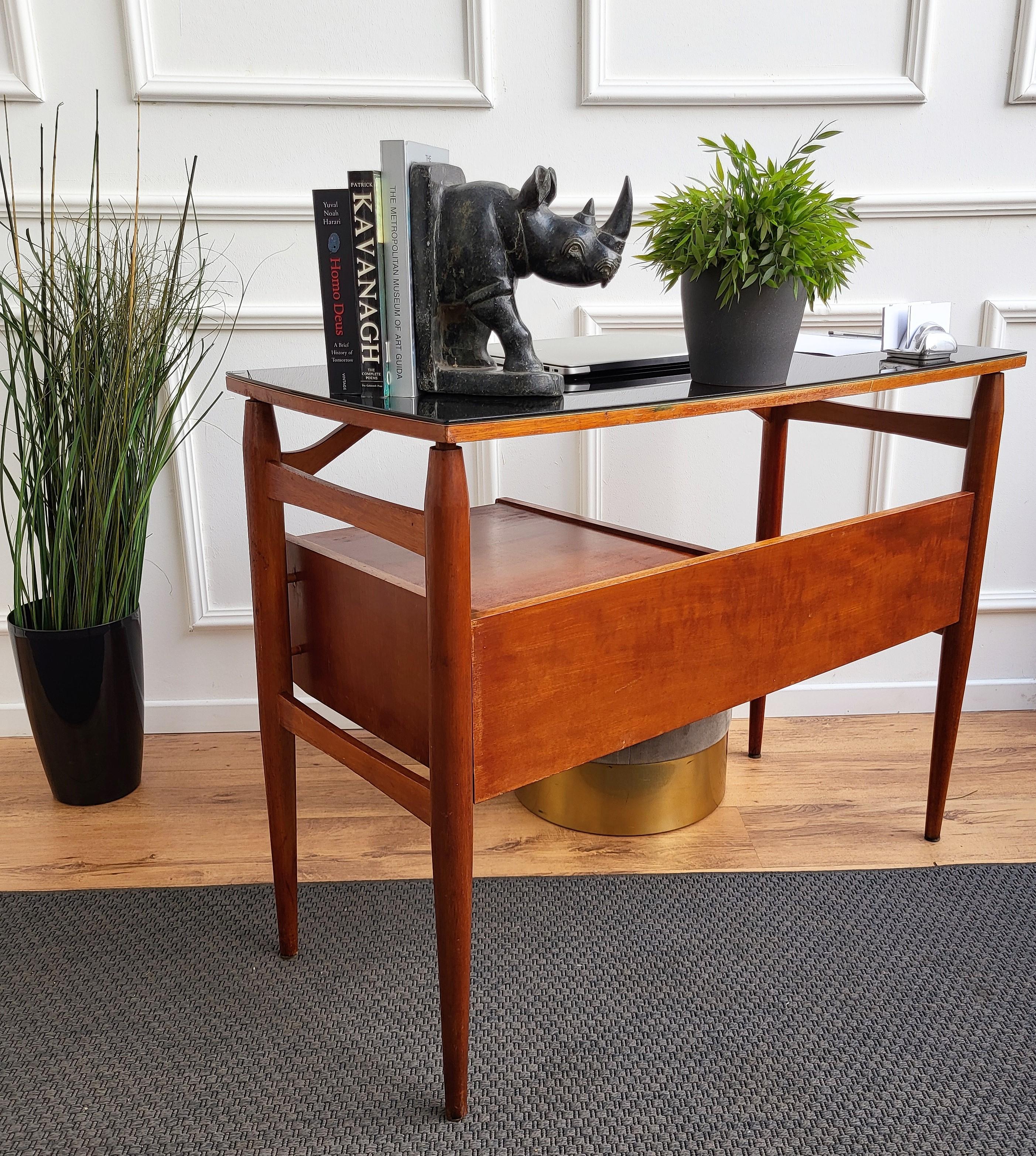 Art déco Table de bureau italienne Art Déco du milieu du siècle en bois de noyer et laiton des années 1940 en vente