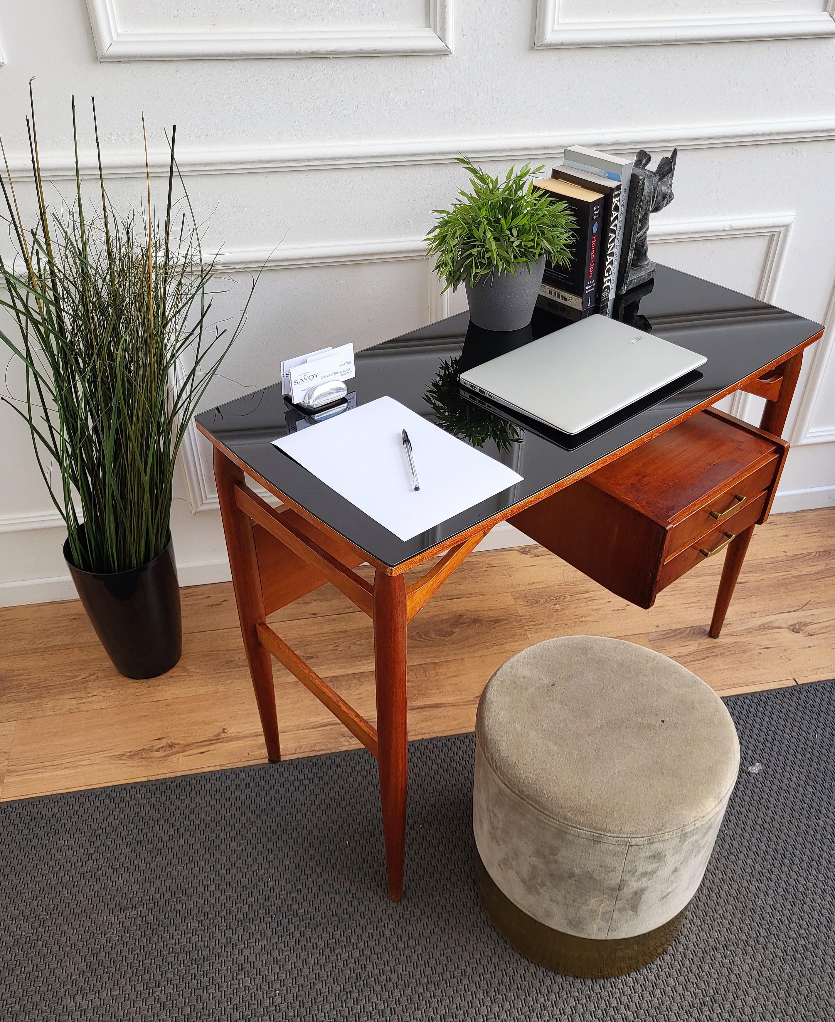 Table de bureau italienne Art Déco du milieu du siècle en bois de noyer et laiton des années 1940 Bon état - En vente à Carimate, Como