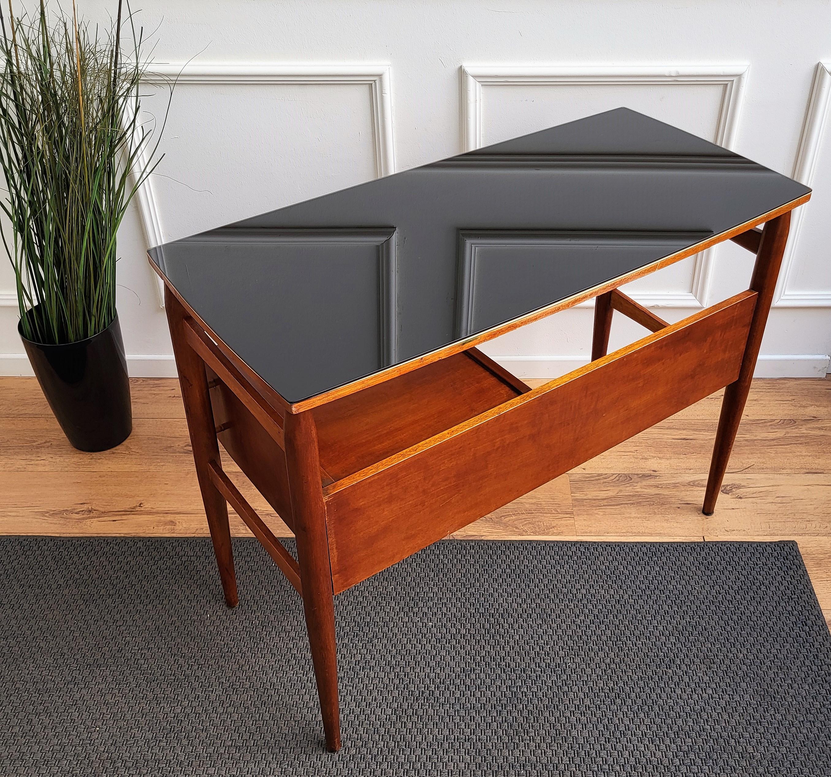 1940s Art Deco Mid-Century Italian Walnut Wood and Brass Writing Desk Table For Sale 3