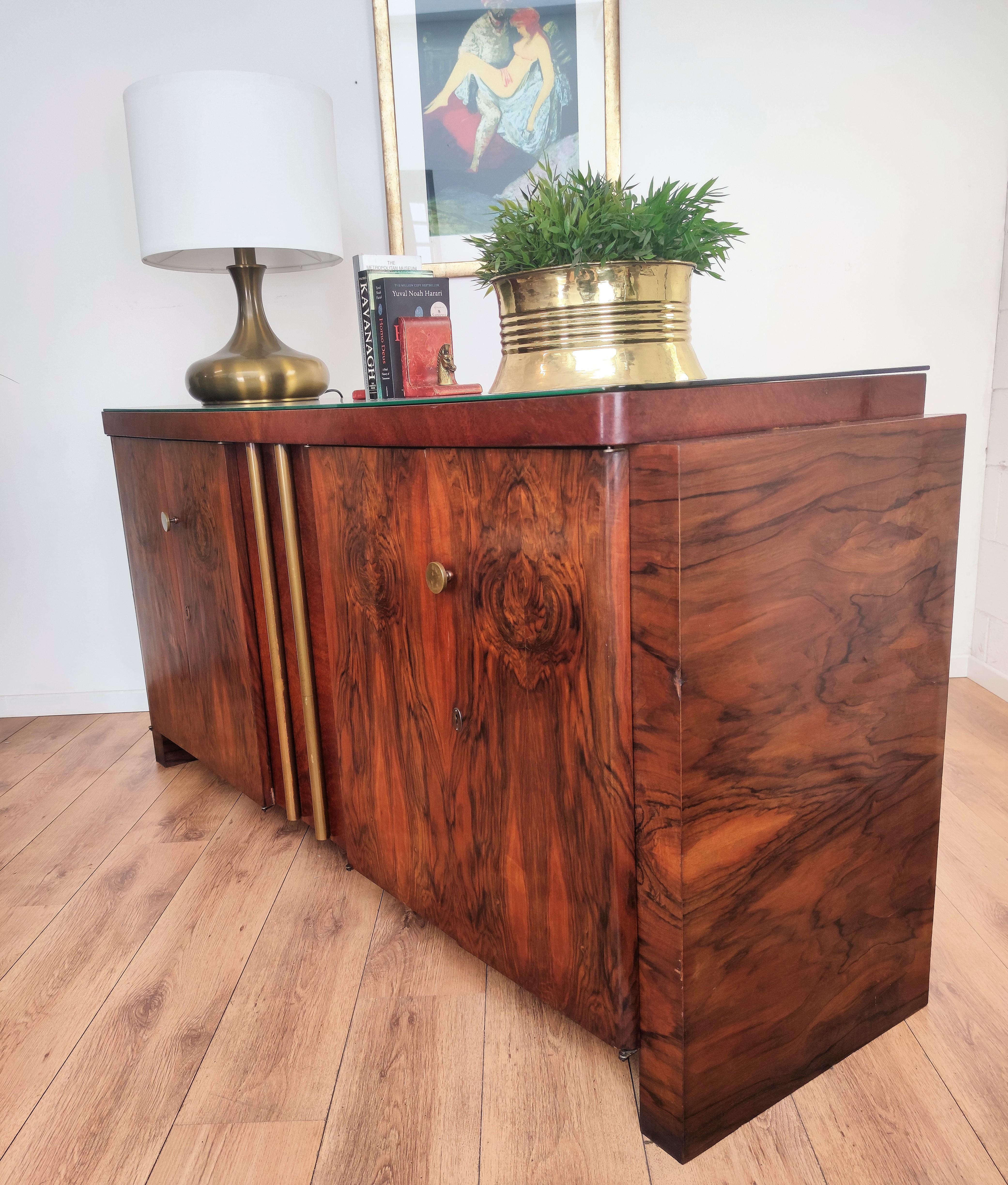 Very elegant Italian Art Deco Mid-Century Modern sideboard credenza, in beautiful veneer walnut briar burl wood, double side doors with shelves and great brass details, handles and keylock with black glass top. The unique and typical design, with