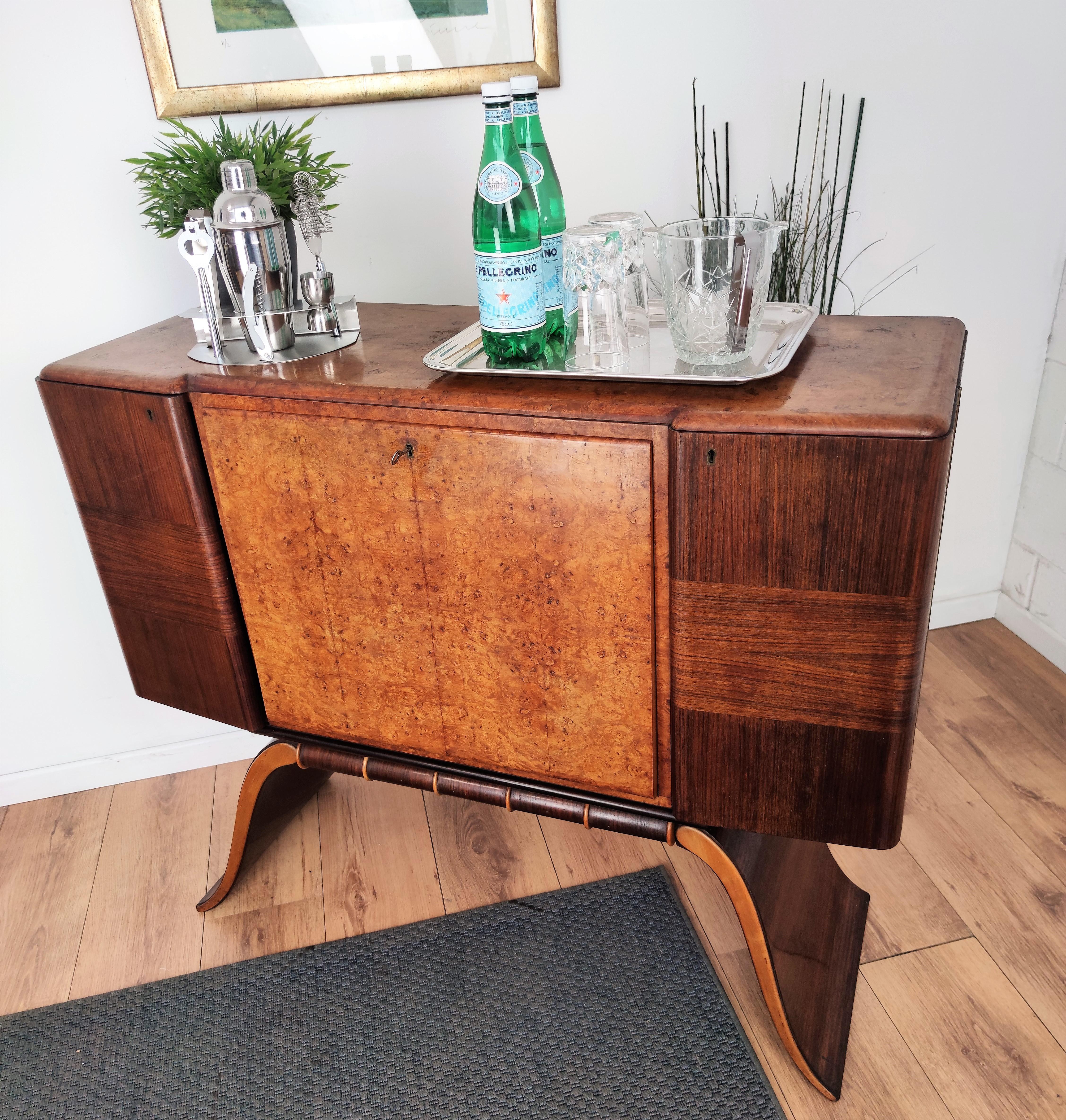 Very elegant Italian Art Deco Mid-Century Modern dry bar cabinet, in beautiful veneer walnut briar burl wood, two side doors with shelves and central flip door with amazing interior part in mirrors mosaic and antique brass keylock. The unique and