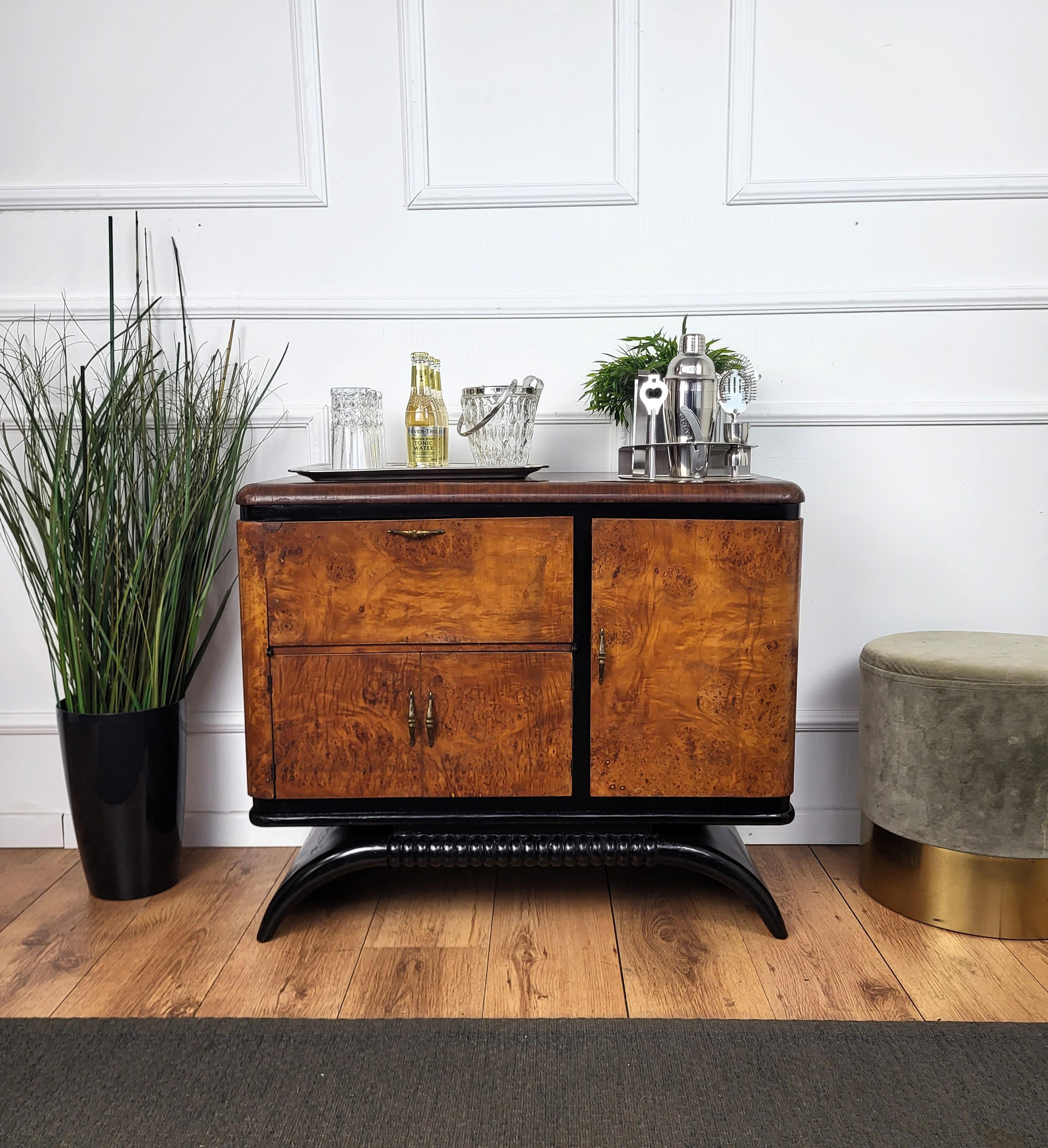Very elegant Italian Art Deco Mid-Century Modern dry bar cabinet, in beautiful veneer walnut briar burl wood, two doors and with antique brass handles. When opened, on the right side an amazing interior part in mirrors mosaic and side glass shelves