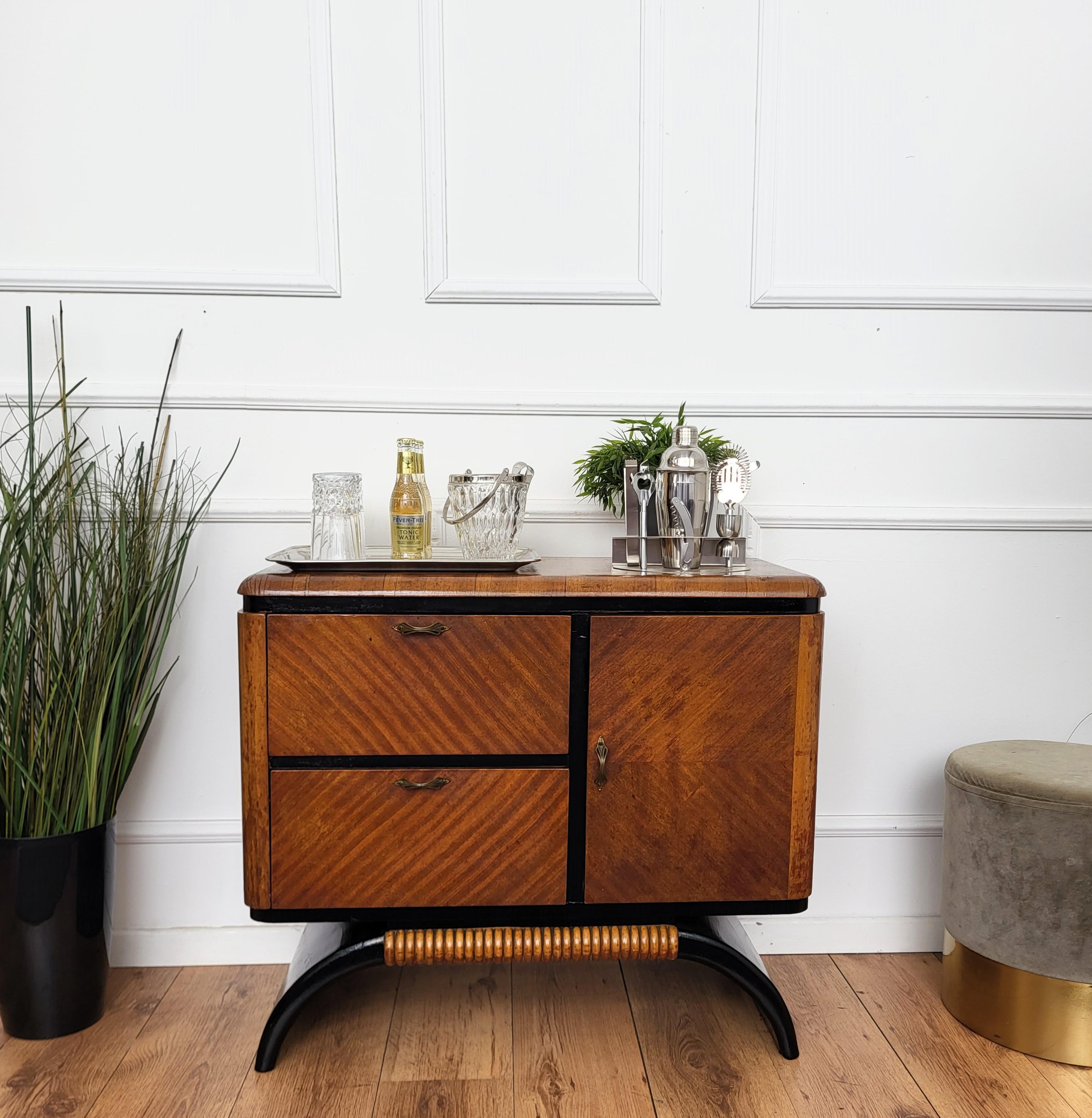 Very elegant Italian Art Deco Mid-Century Modern dry bar cabinet, in beautiful veneer walnut briar burl wood, two doors and with great antique brass handles. When opened, on the right side an amazing interior part in mirrors mosaic and side glass