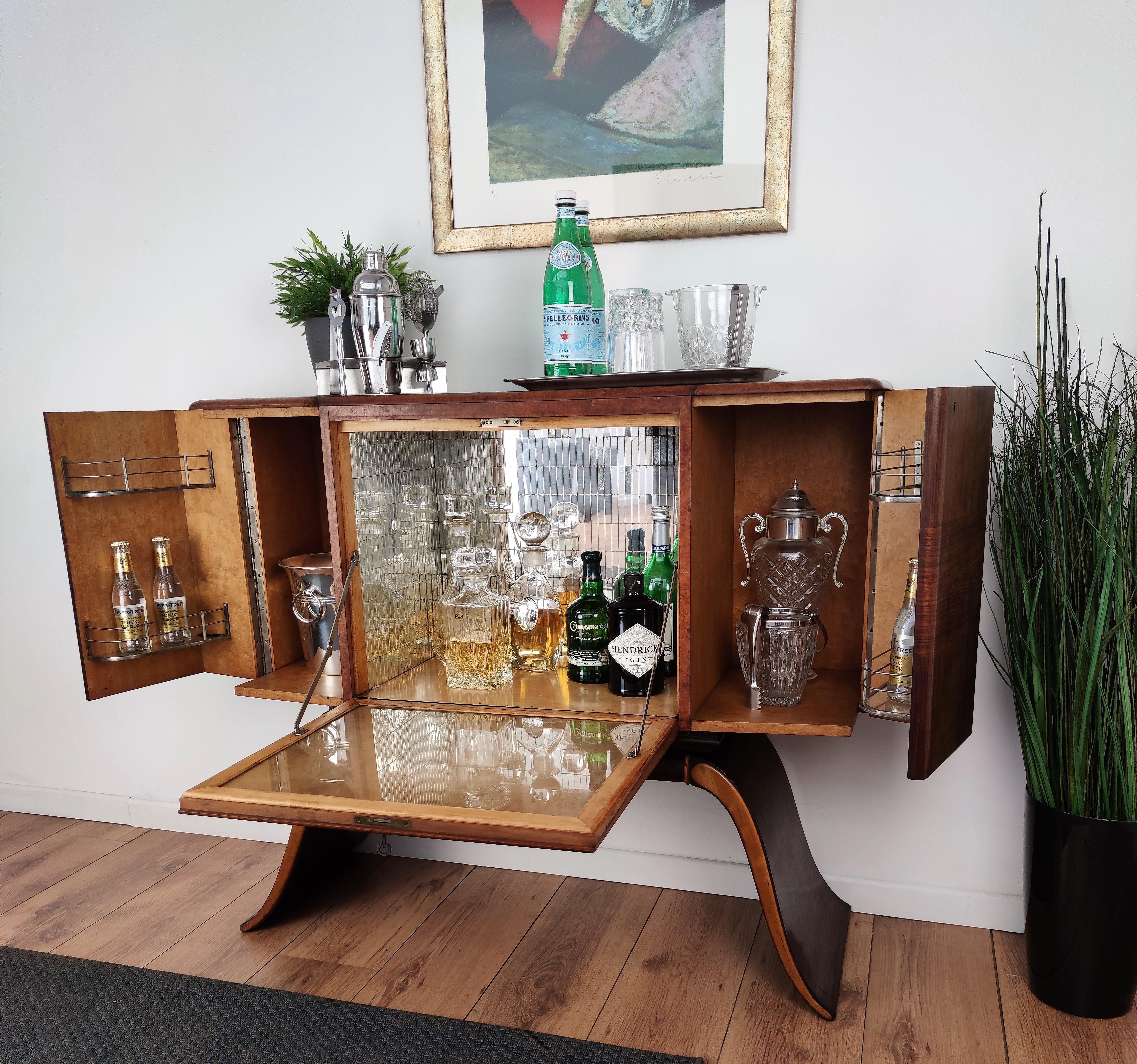 1940s Art Deco Midcentury Italian Walnut Burl and Mirror Mosaic Dry Bar Cabinet In Good Condition In Carimate, Como