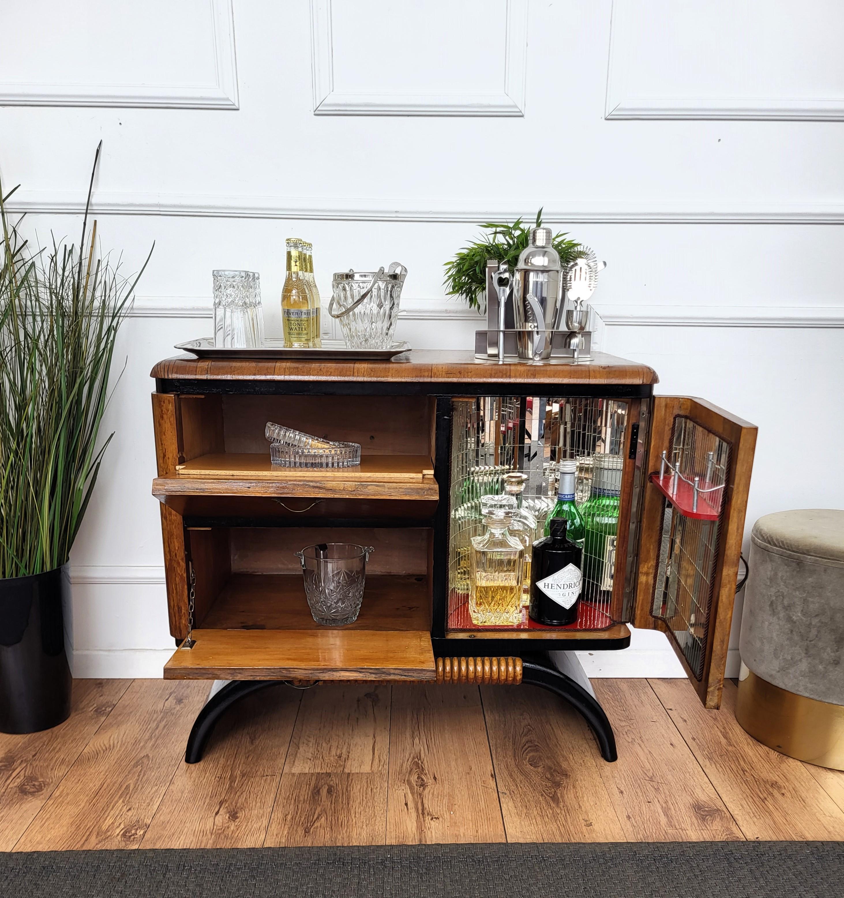 1940s Art Deco Midcentury Italian Walnut Burl and Mirror Mosaic Dry Bar Cabinet In Good Condition In Carimate, Como