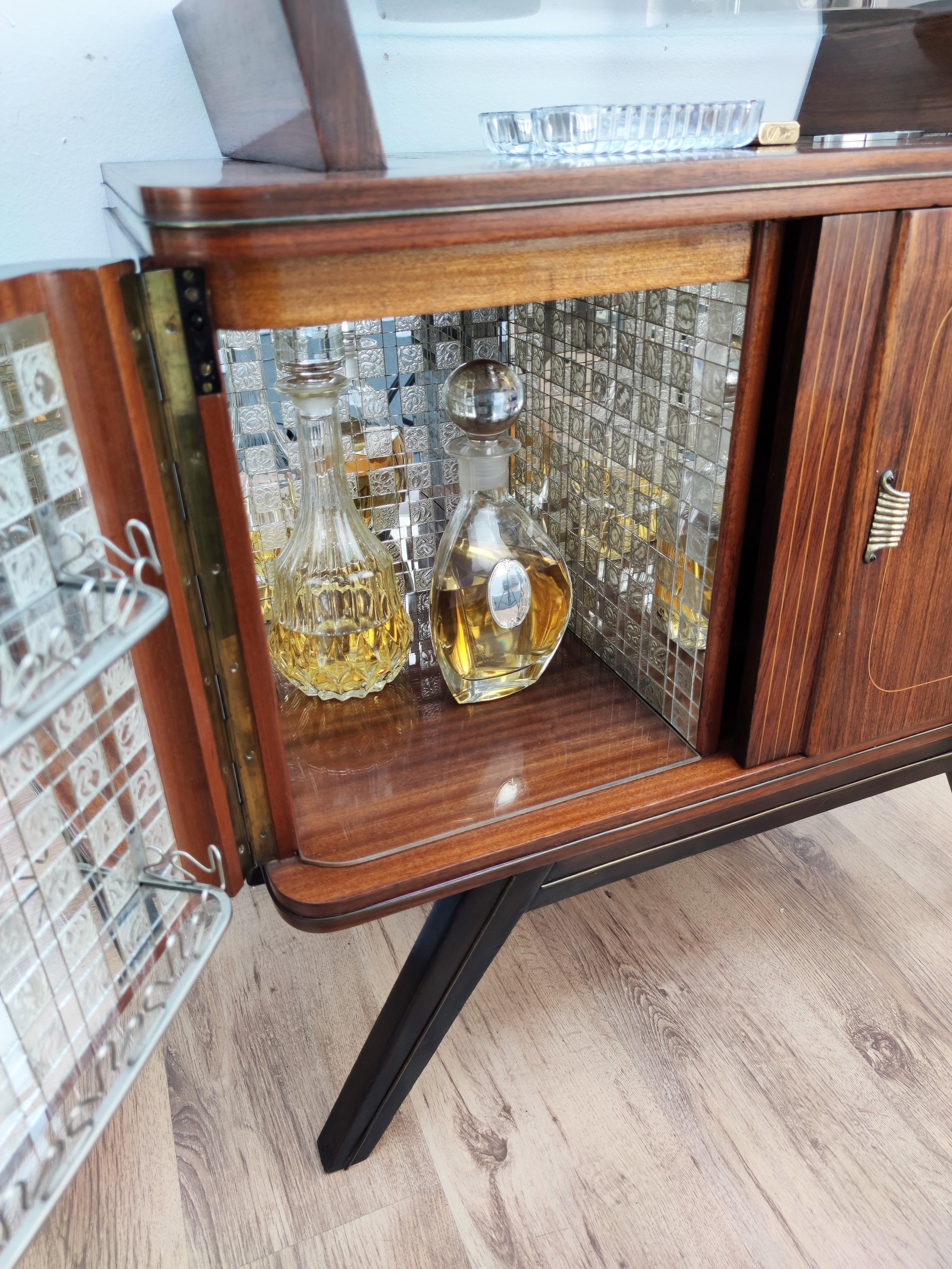 1940s Art Deco Midcentury Italian Walnut Burl, Brass and Mirrors Dry Bar Cabinet In Good Condition In Carimate, Como