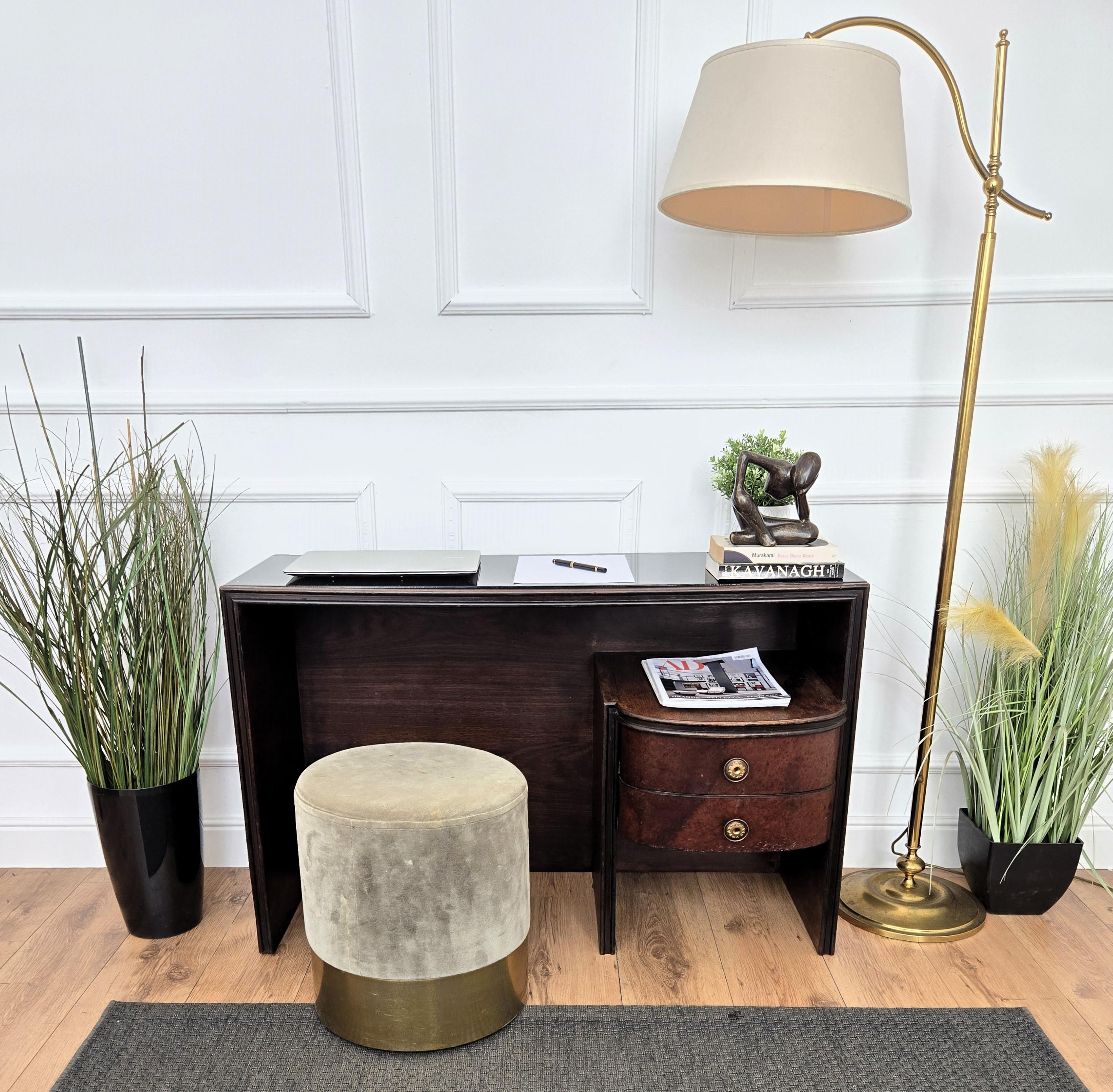 Schöne italienische Art Deco Mid-Century Modern Schreibtisch Schreibtisch, in Holz mit eleganten geschnitzten Rahmen Seiten und schwarzen Glasplatte durch die beiden Schubladen mit den schönen Griffen hervorgehoben. Das einzigartige und typische