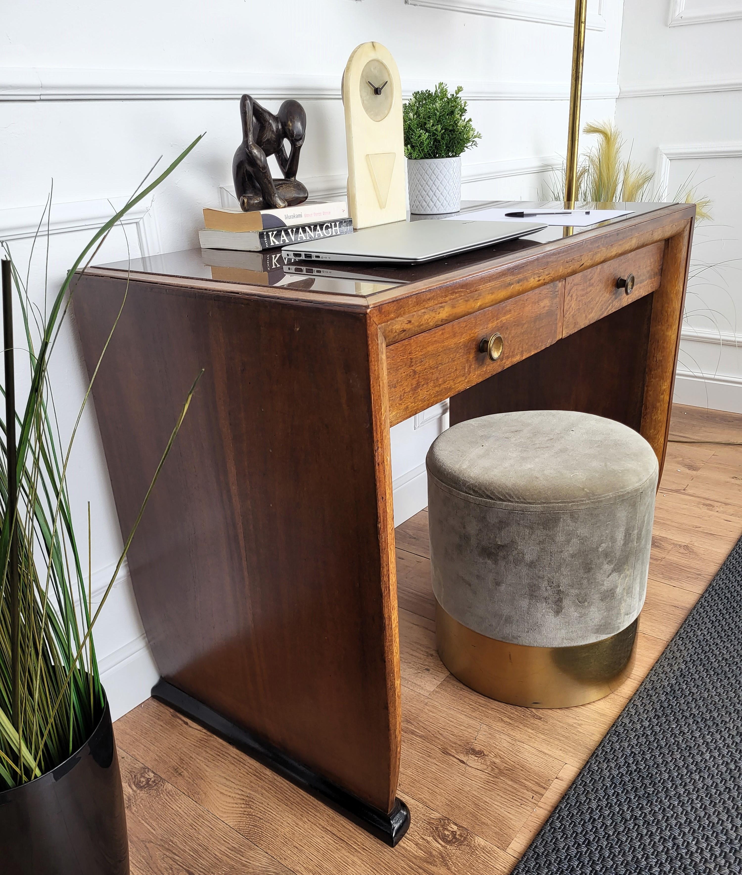 1940 Art Decó Mesa de escritorio italiana de nogal y cristal burl de mediados de siglo Italiano