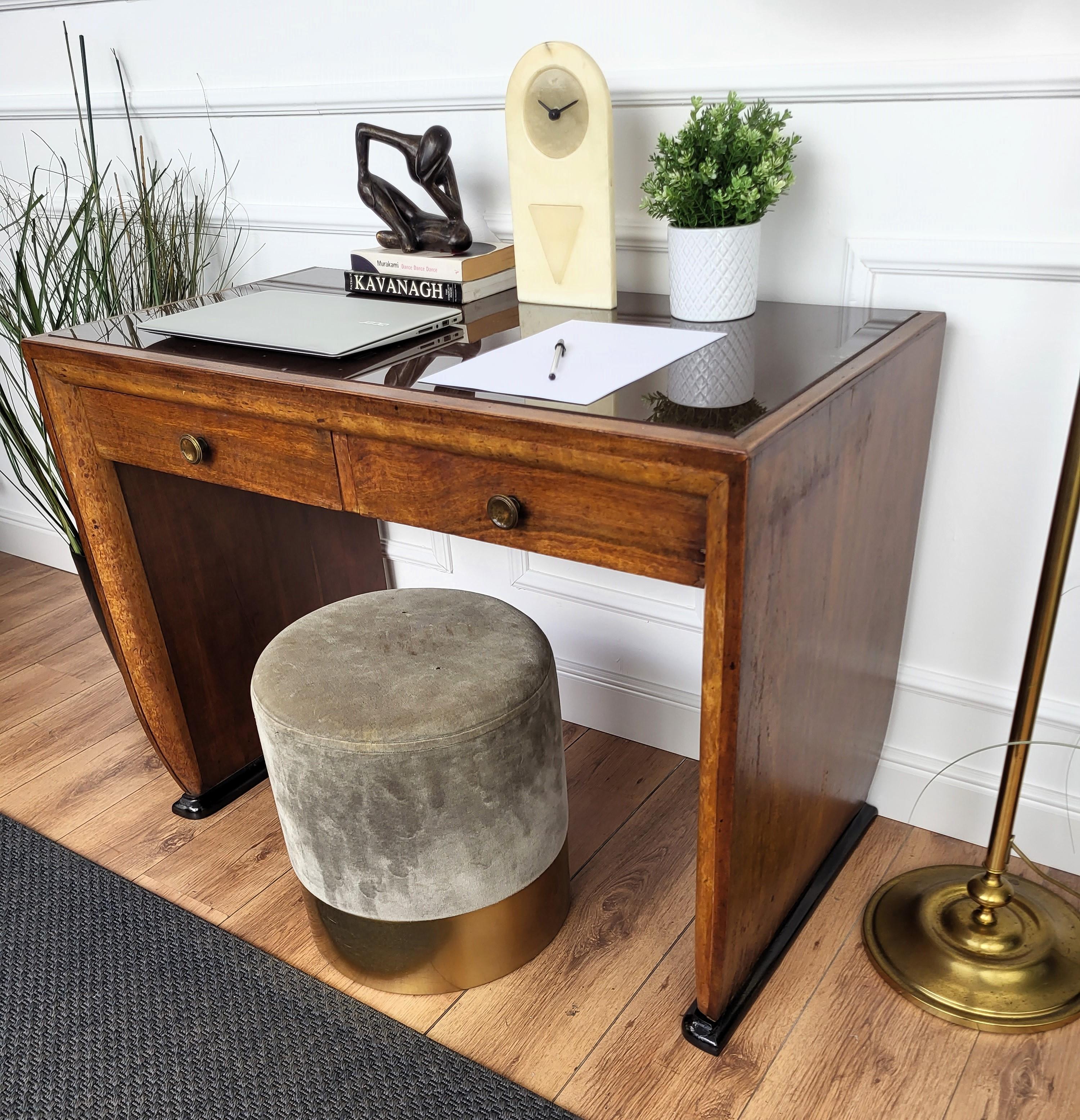 1940 Art Decó Mesa de escritorio italiana de nogal y cristal burl de mediados de siglo en Bueno Estado en Carimate, Como