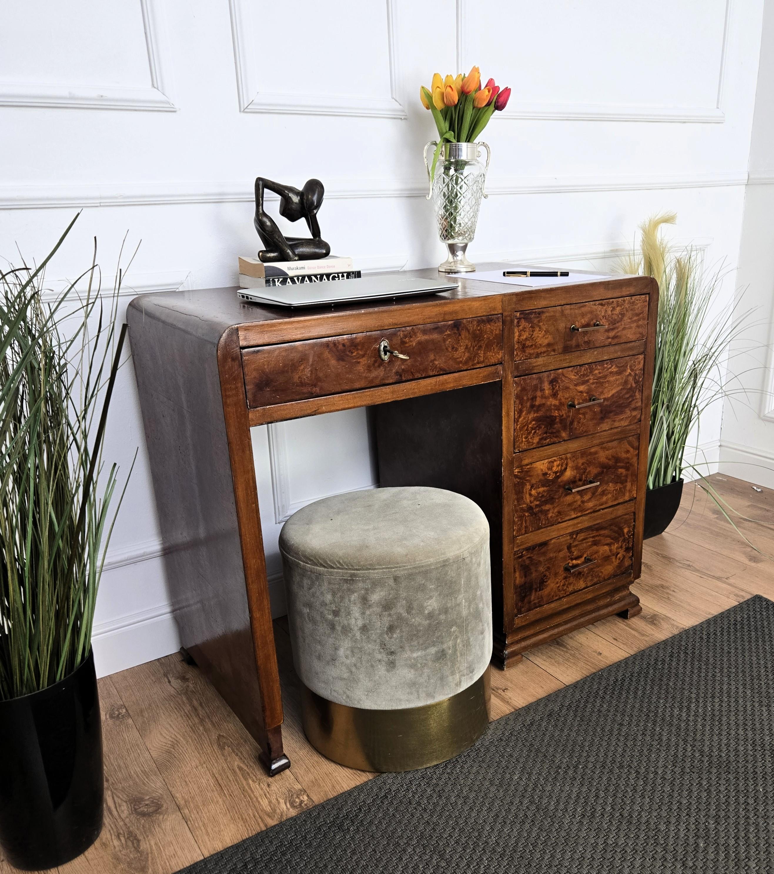 Schöne italienische Art Deco Mid-Century Modern Schreibtisch Schreibtisch, in Holz mit eleganten geschnitzten Rahmen, geschwungenen Seiten durch die vorderen und rechten Schubladen mit schönen Messinggriffen und Schlüsselschlösser hervorgehoben. Das