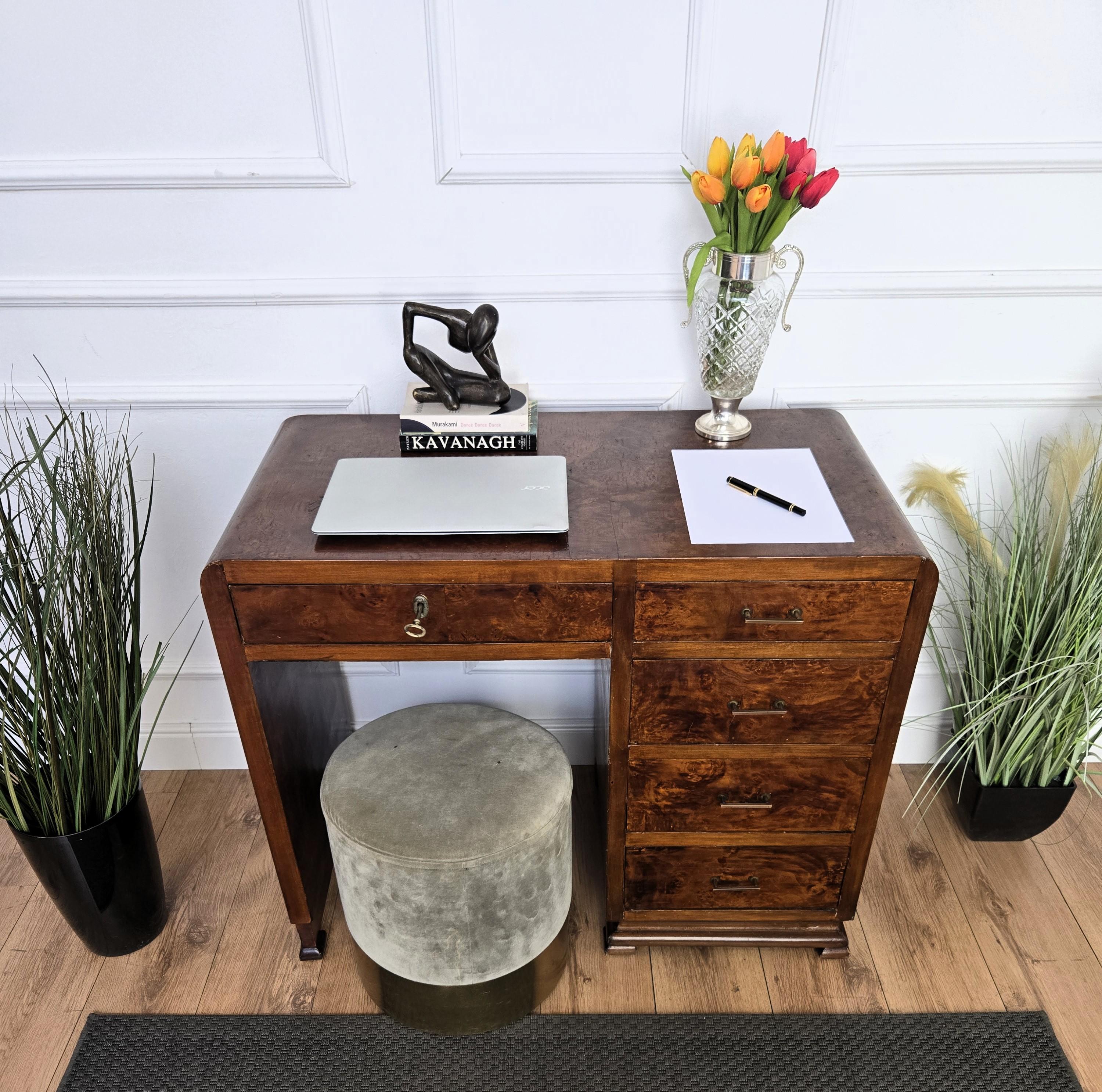 1940er Jahre Art Deco Midcentury Italienischer Schreibtisch aus Nussbaum Wurzelholz mit Wasserfall-Schreibtisch (Art déco) im Angebot