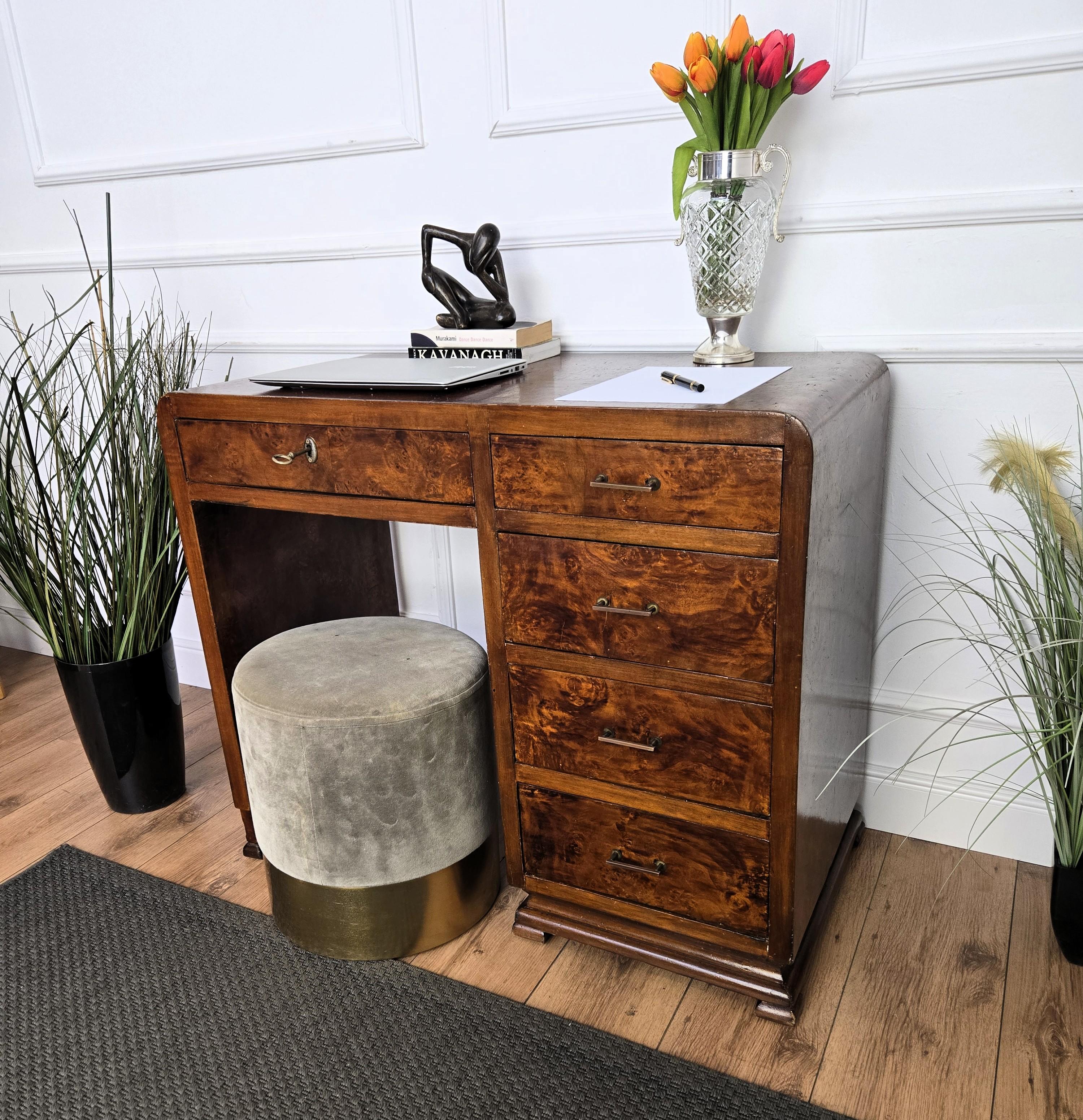 1940er Jahre Art Deco Midcentury Italienischer Schreibtisch aus Nussbaum Wurzelholz mit Wasserfall-Schreibtisch im Zustand „Gut“ im Angebot in Carimate, Como