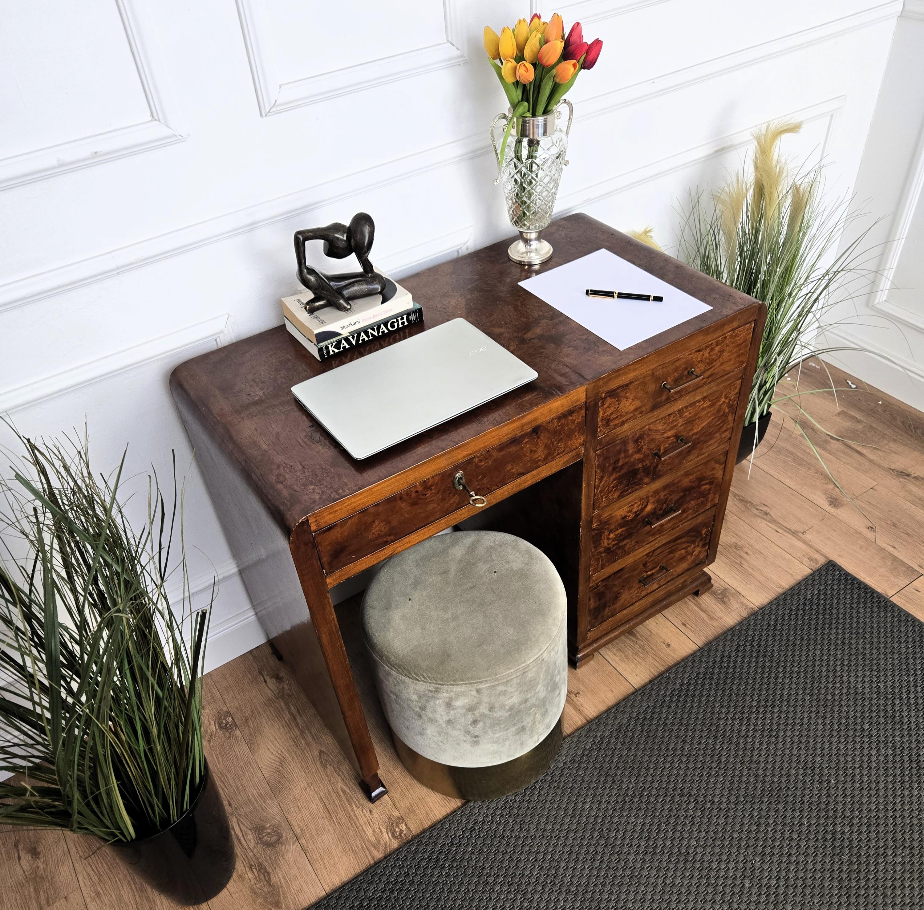 1940er Jahre Art Deco Midcentury Italienischer Schreibtisch aus Nussbaum Wurzelholz mit Wasserfall-Schreibtisch (20. Jahrhundert) im Angebot