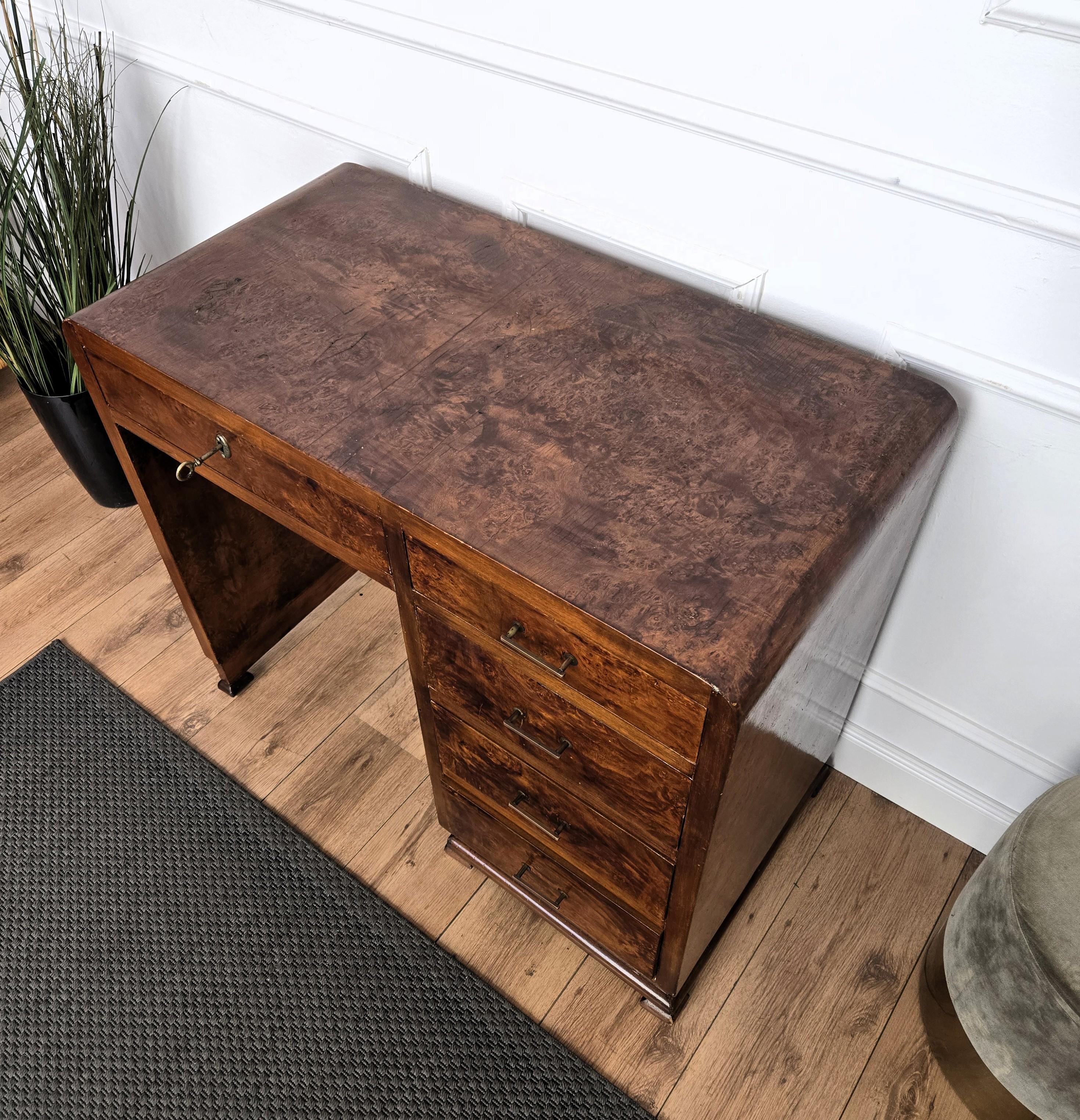 1940er Jahre Art Deco Midcentury Italienischer Schreibtisch aus Nussbaum Wurzelholz mit Wasserfall-Schreibtisch (Holz) im Angebot