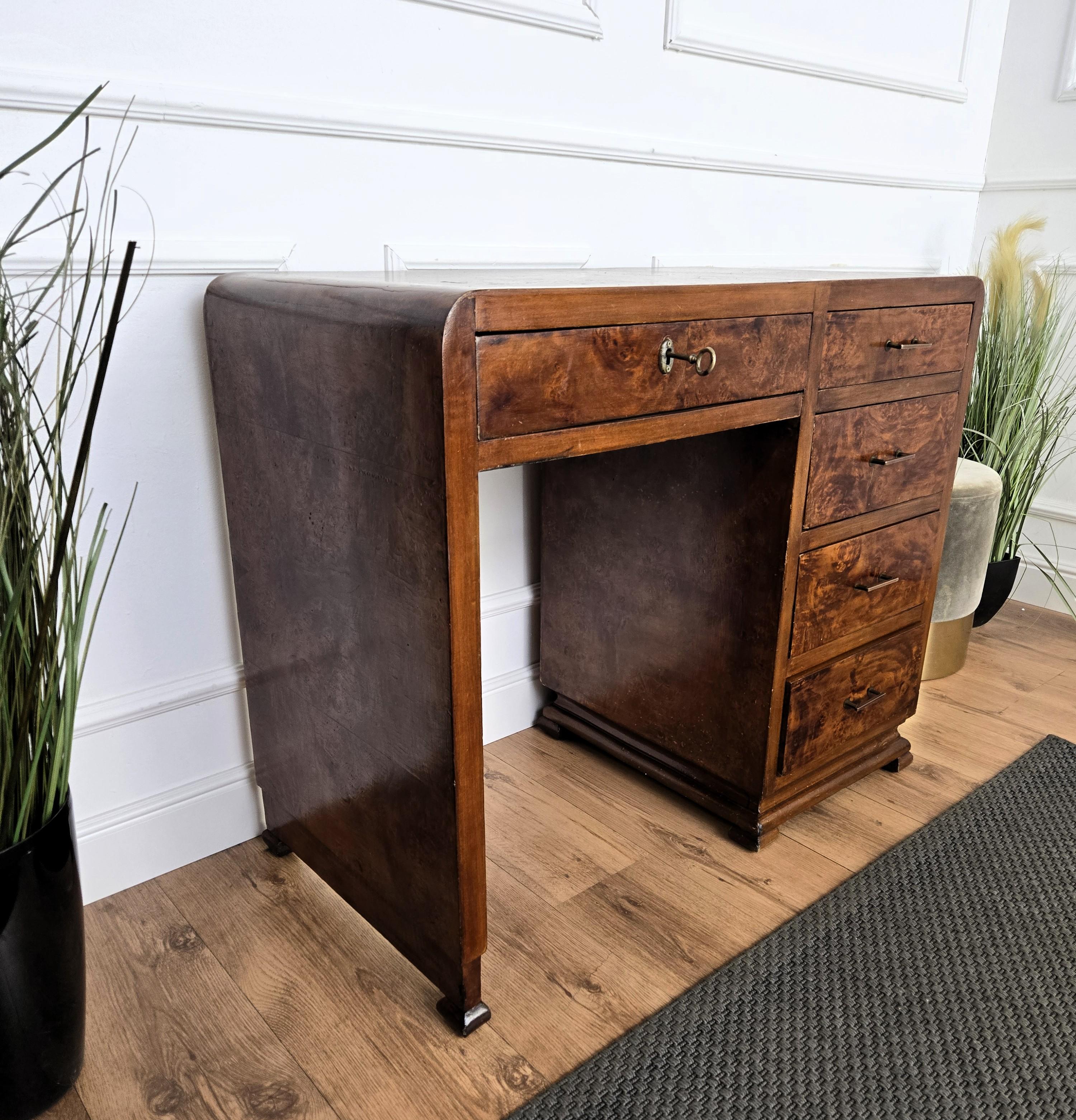 1940er Jahre Art Deco Midcentury Italienischer Schreibtisch aus Nussbaum Wurzelholz mit Wasserfall-Schreibtisch im Angebot 1